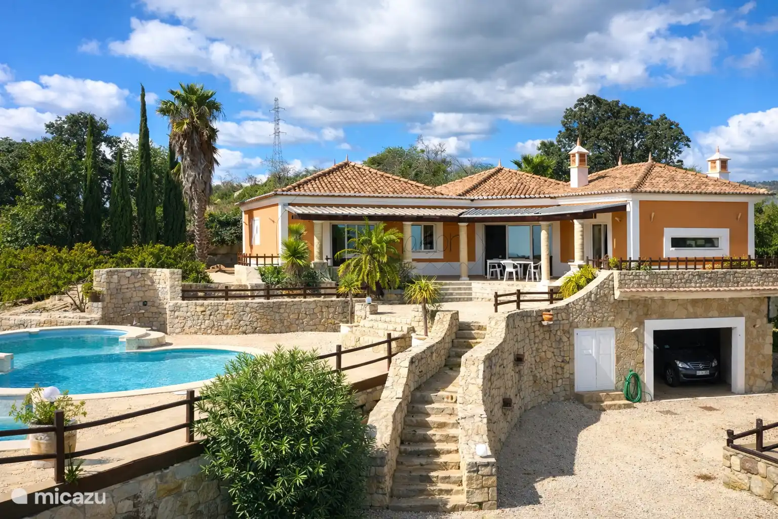 Vooraanzicht met toegangstrap