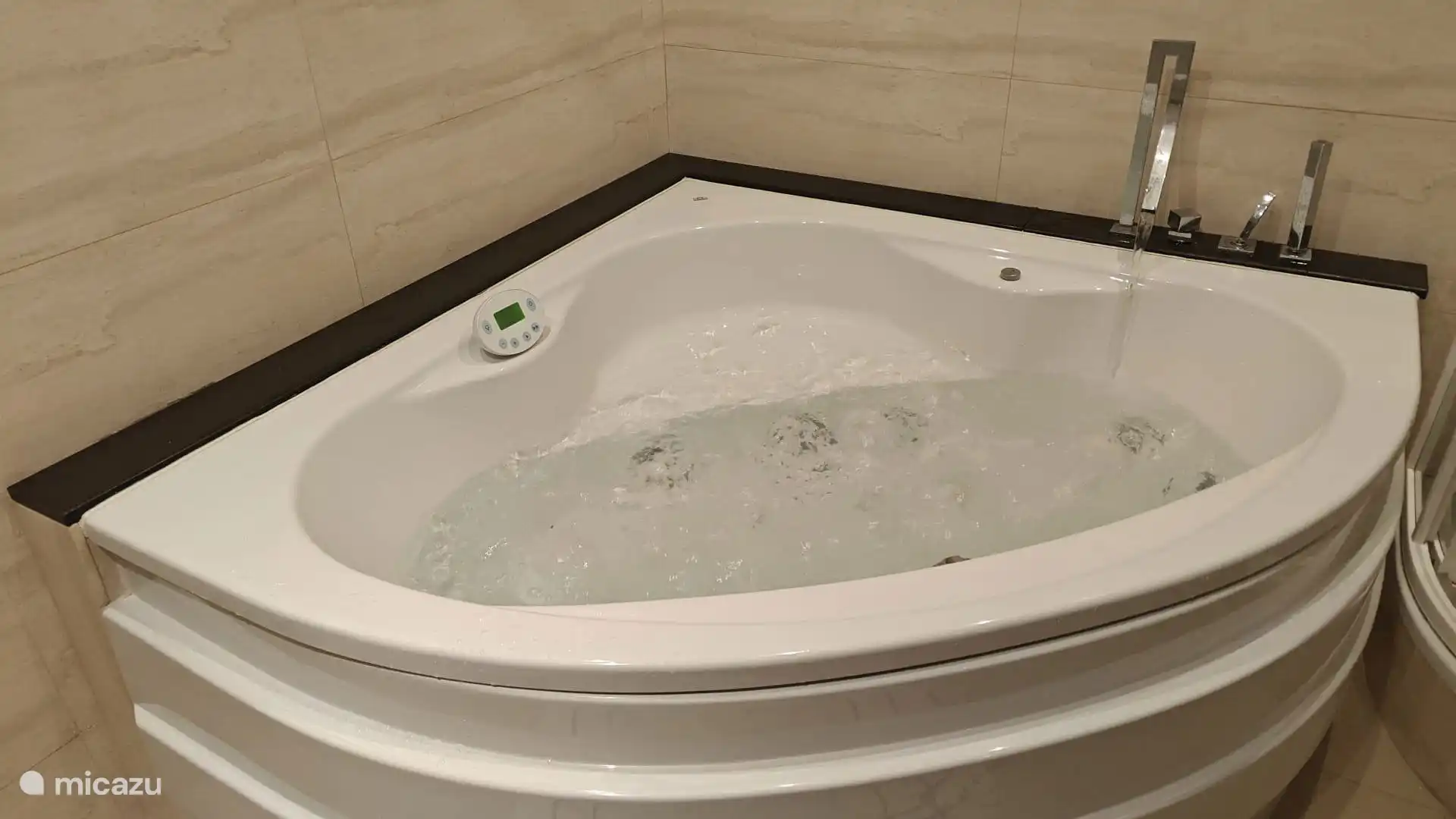 Bubbelbad in badkamer ensuite van Master Bedroom.