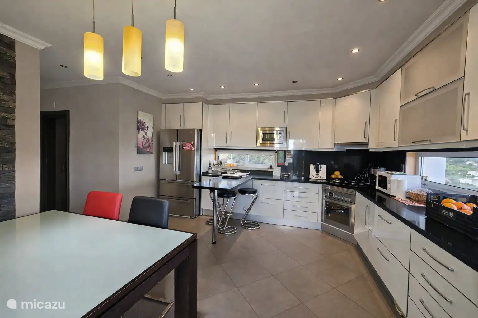 Ruime keuken voorzien van alle gemakken. Vaatwasser, oven, magnetron, grill, koffiezetapparaat, dolce gusto machine, vriezer, koelkast met ijsblokjesmachine, barretje, ruime uitschuifbare eettafel.