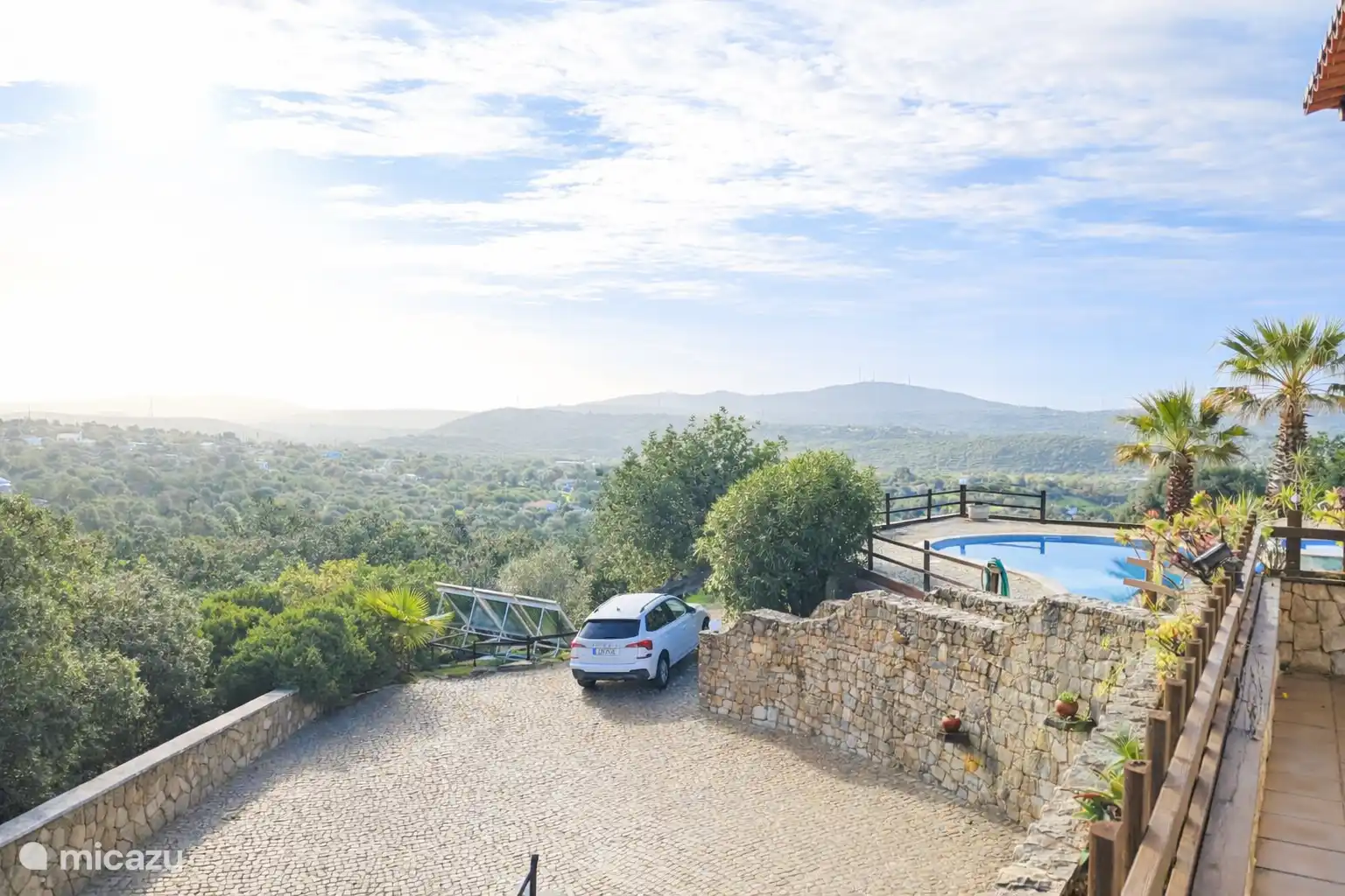 Uitzicht op bergen en in de verte zee vanaf veranda