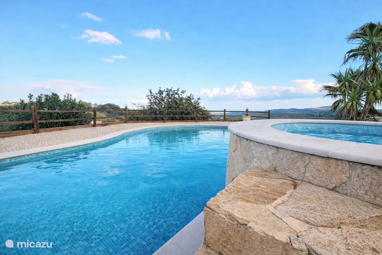 Close up zwembad en jacuzzi