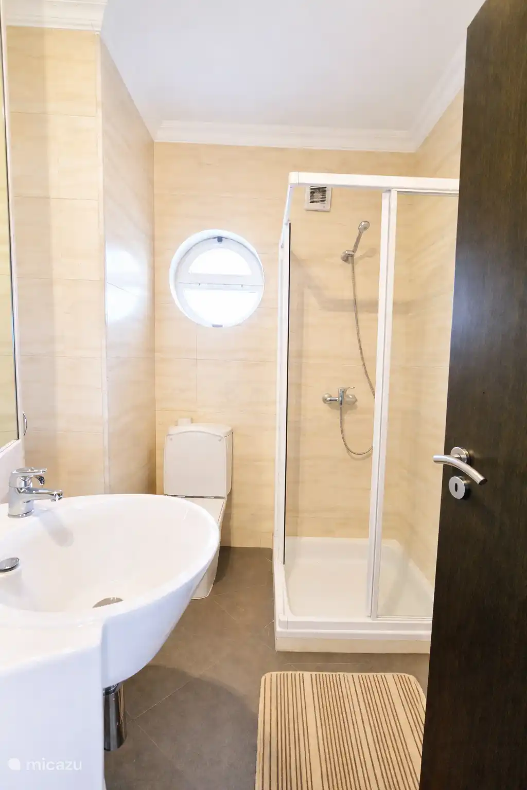 Badkamer 4 met douche, toilet en wastafel.