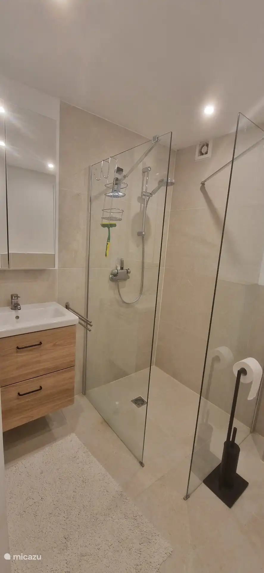 Nieuwe douche met toilet