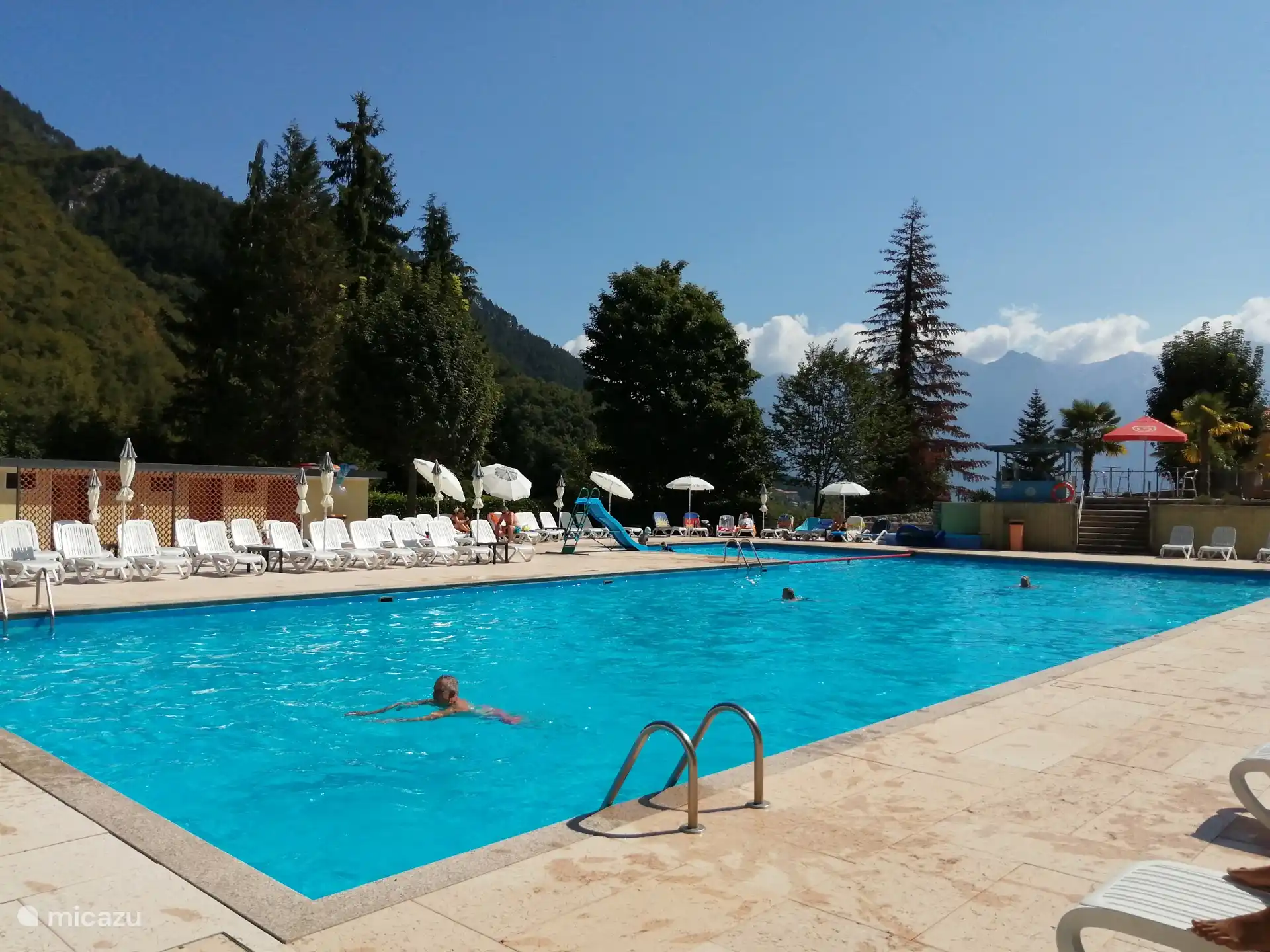 Een groot verwarmd zwembad met oa. voldoende ligbedden en een badmeester (in het hoogseizoen)