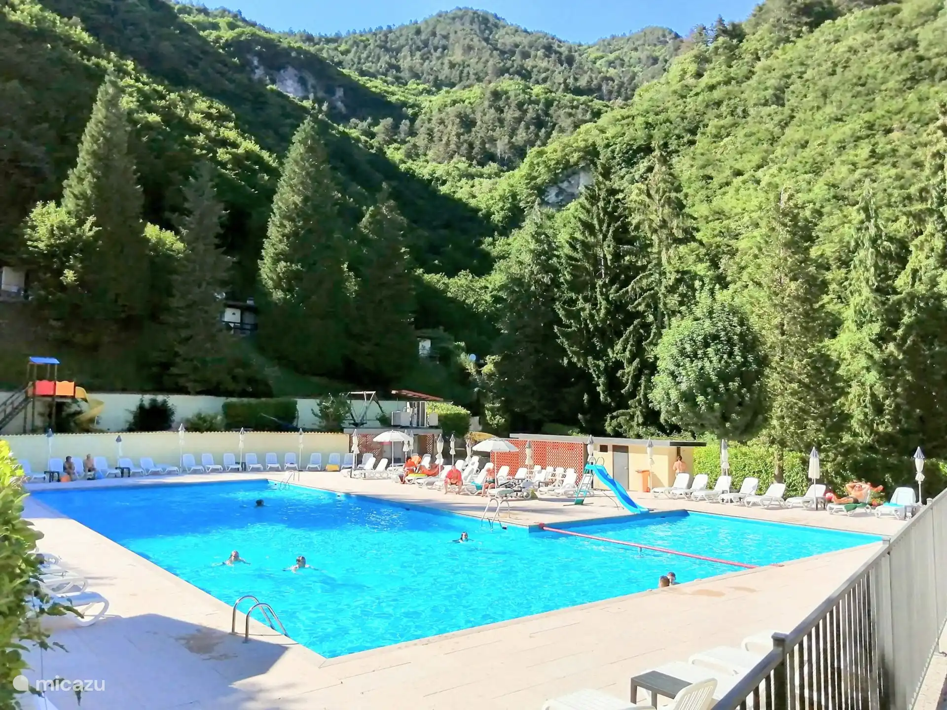 Het heerlijke zwembad tussen de bergen