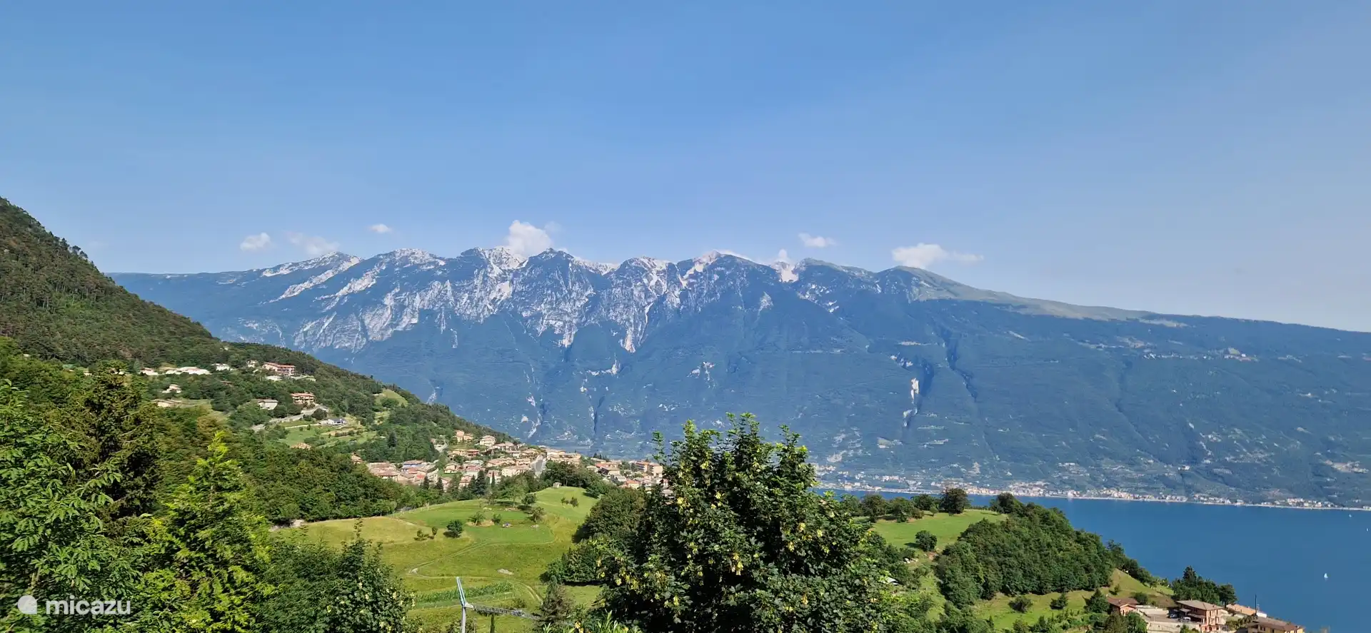Uitzicht op het meer en de Monte Baldo