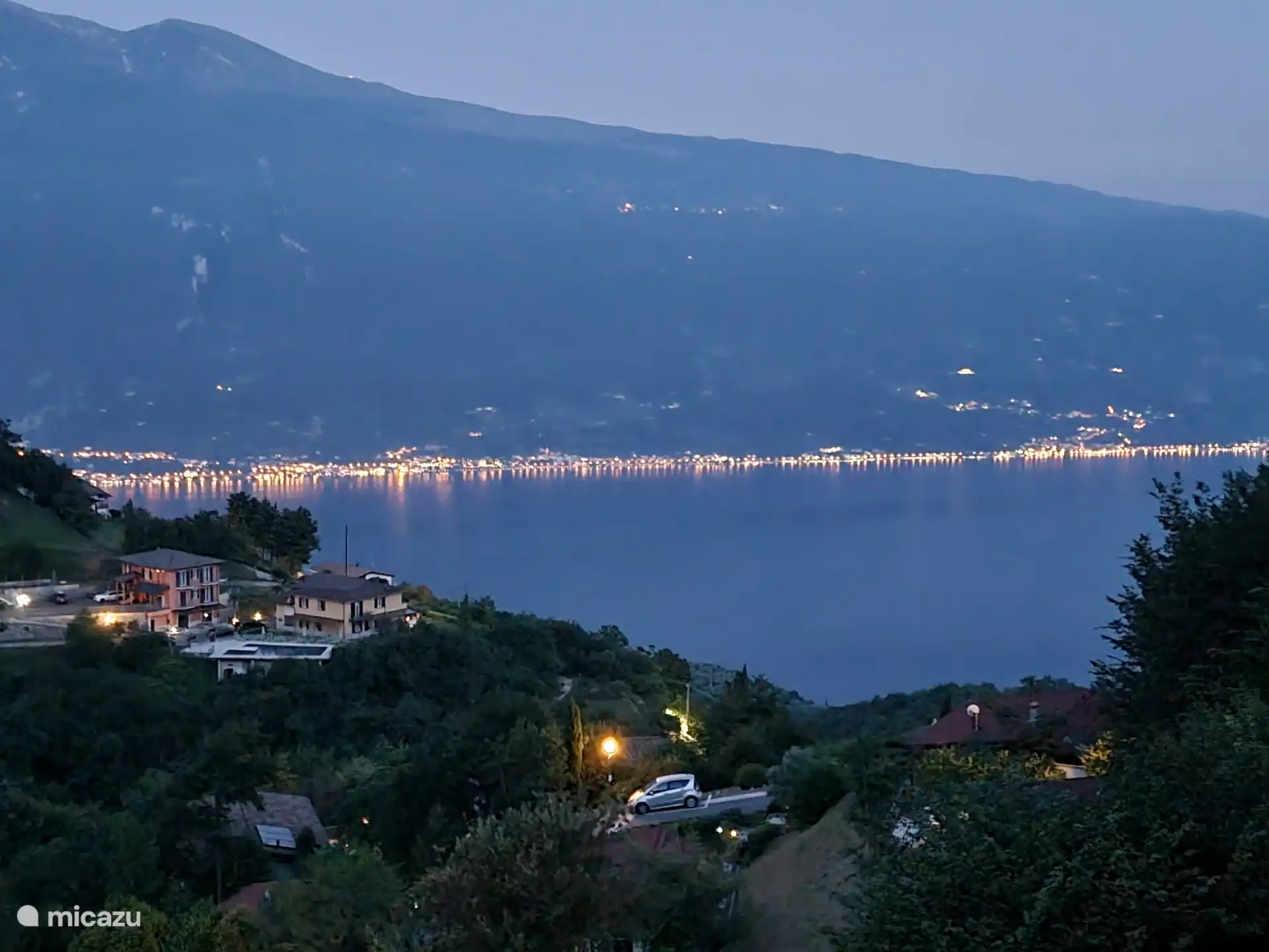 Het Garda meer in de avond vanaf het dakterras