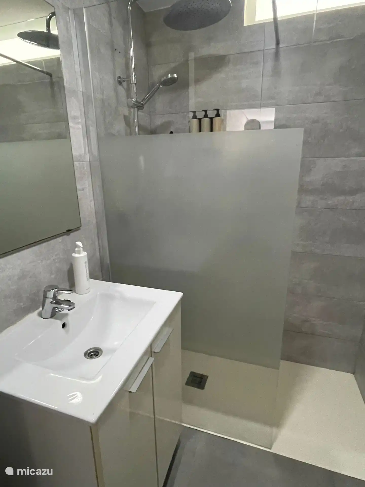 Badkamer van slaapkamer 3 op de 1e verdieping