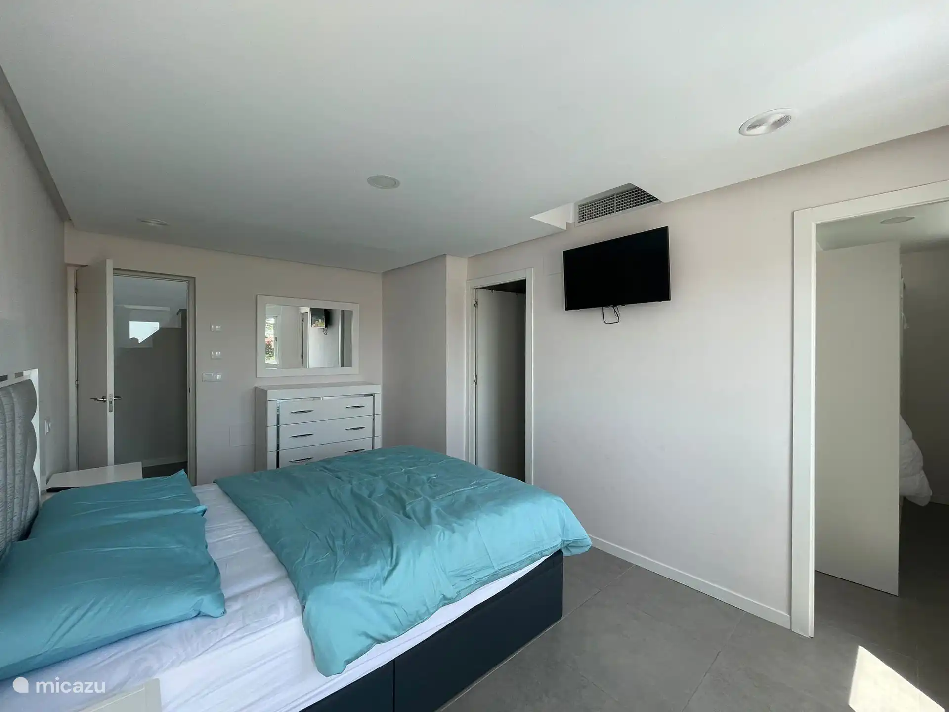 Slaapkamer 2 op de 1e verdieping met 2 persoonsbed, dressing,  badkamer en eigen terrasje