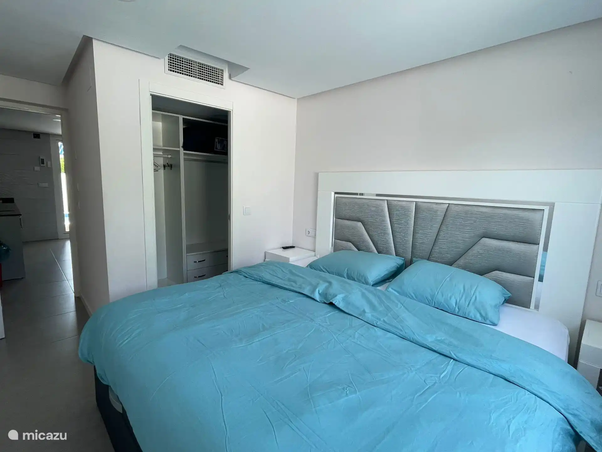 Grote slaapkamer met dressing op het gelijkvloers