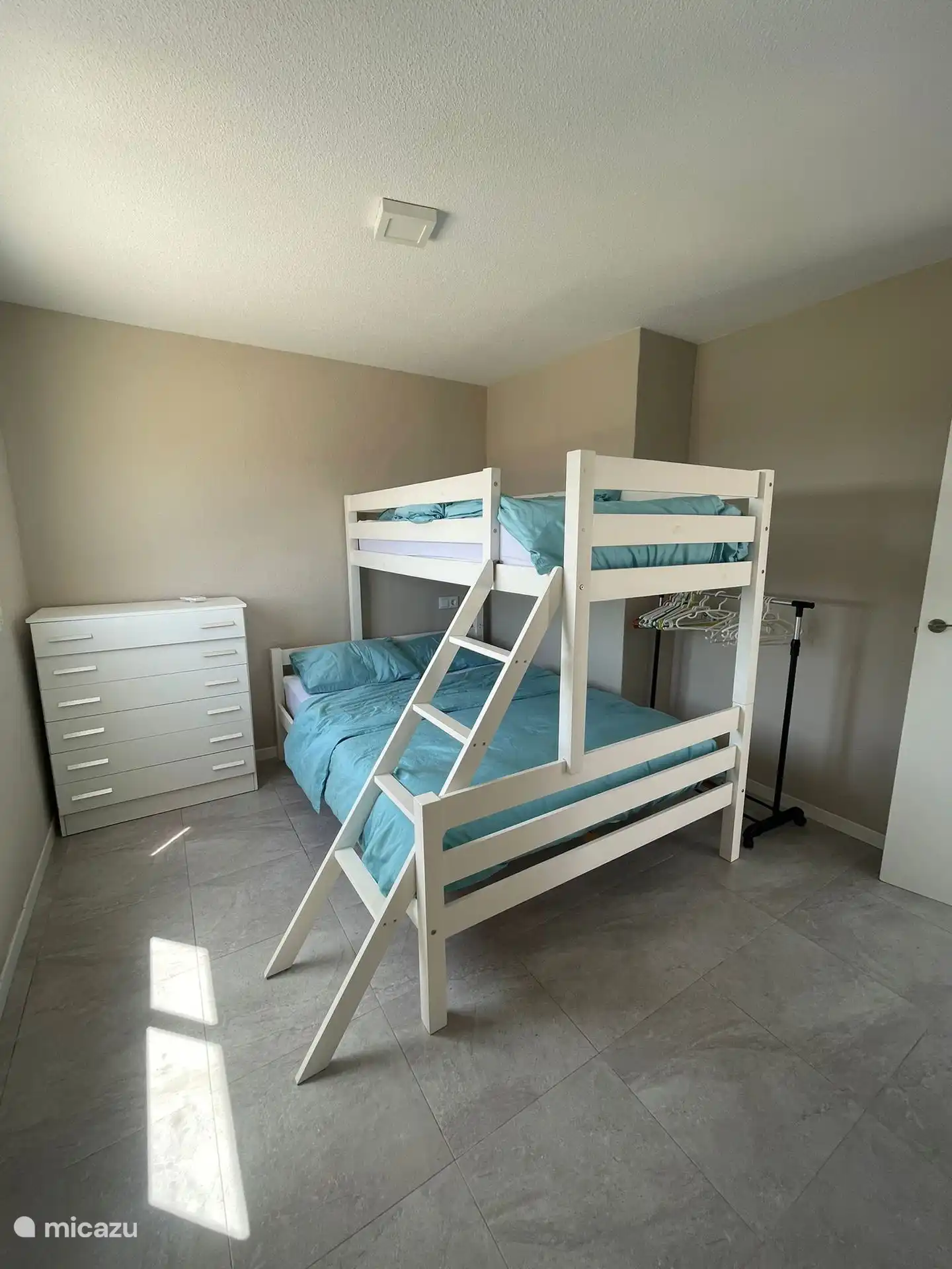 Slaapkamer 4 op de 2e verdieping met een stapelbed voor 3 personen