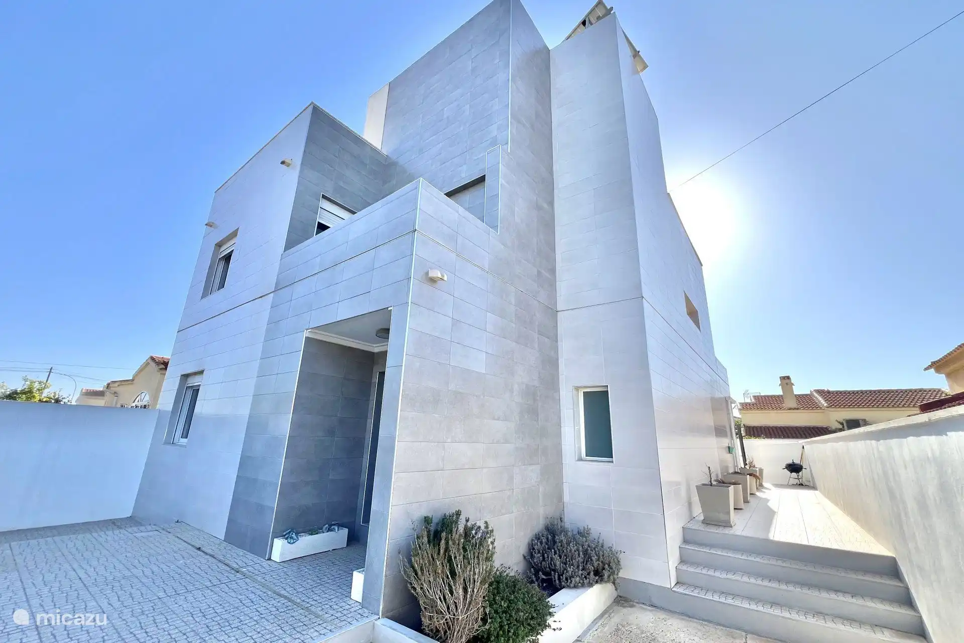 Voorkant van het huis met plaats voor 1 wagen