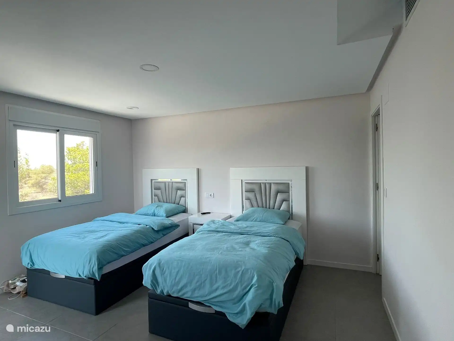 Slaapkamer 3 op de 1e verdieping met 2 éénpersoonsbedden, badkamer, dressing en eigen terrasje