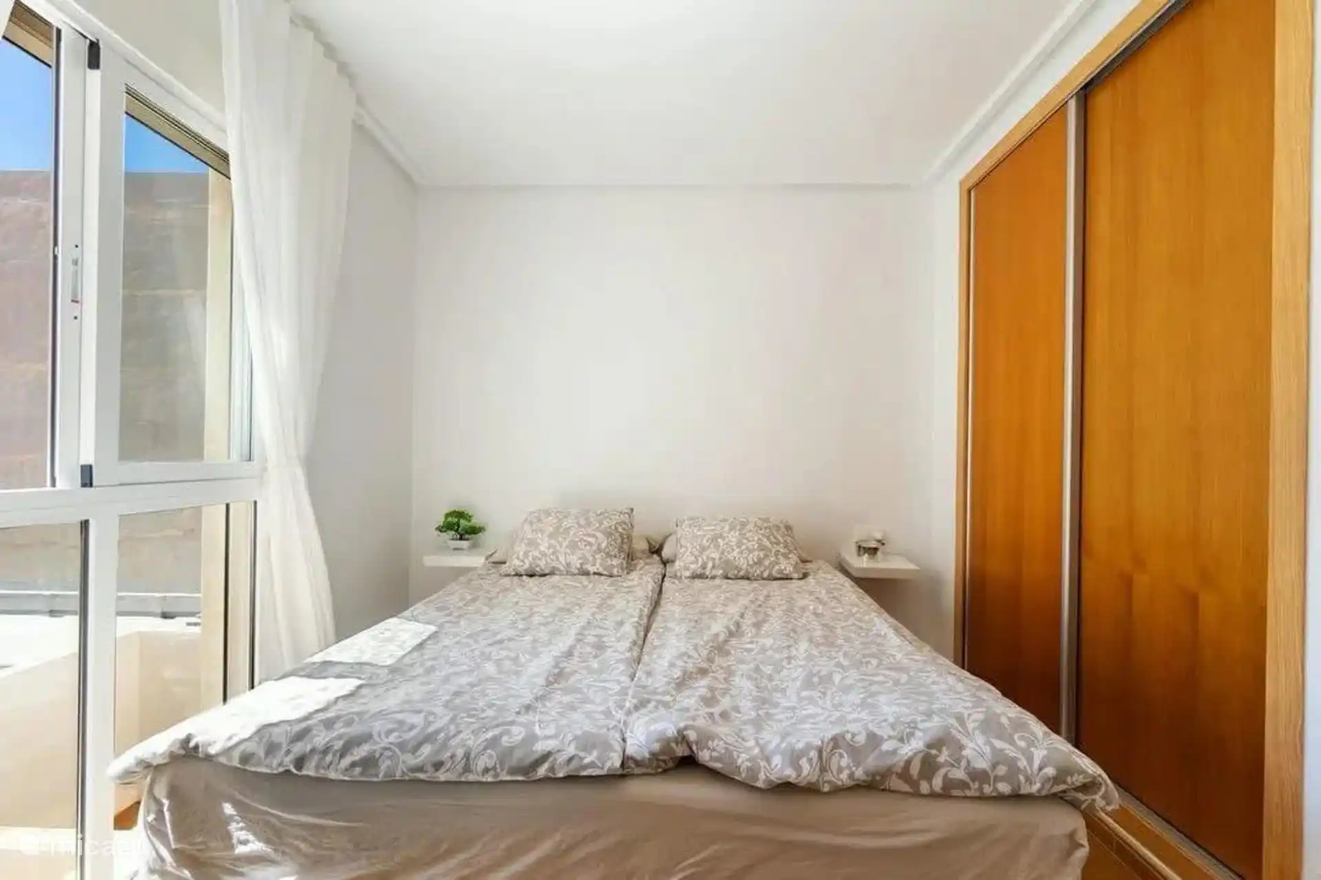 Slaapkamer 1 voor 2 personen met inbouwkasten