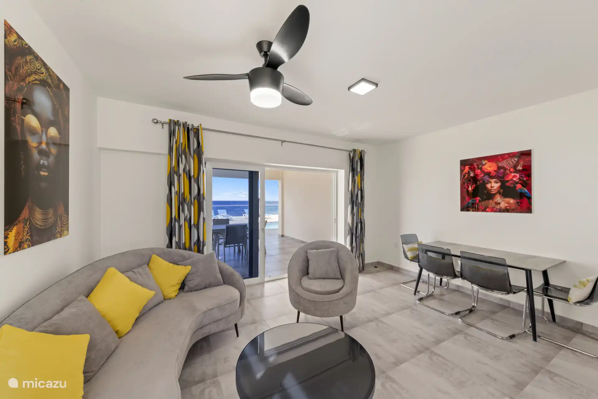 Le salon est relié au porche extérieur. 