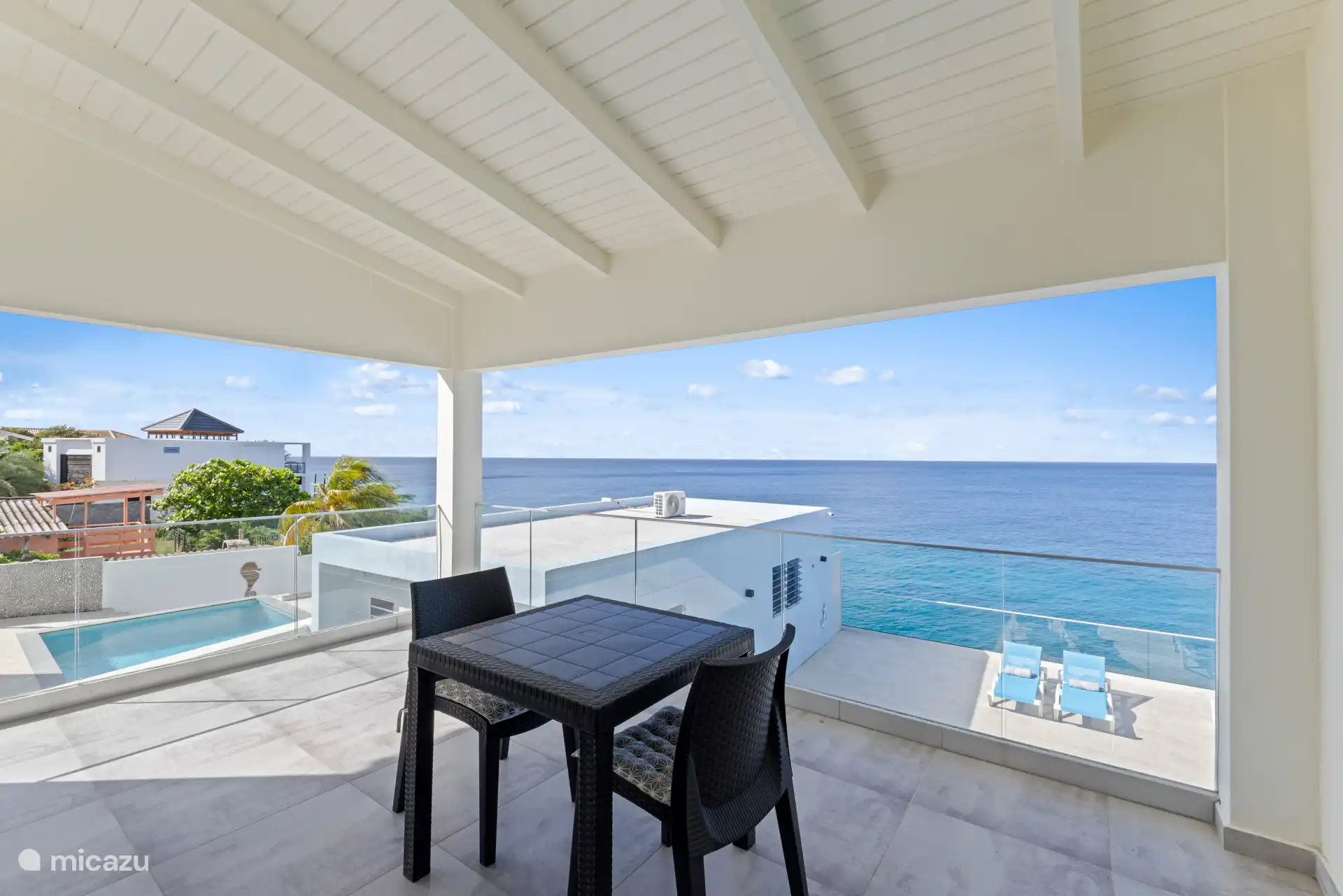 Balain privé dans la chambre principale.