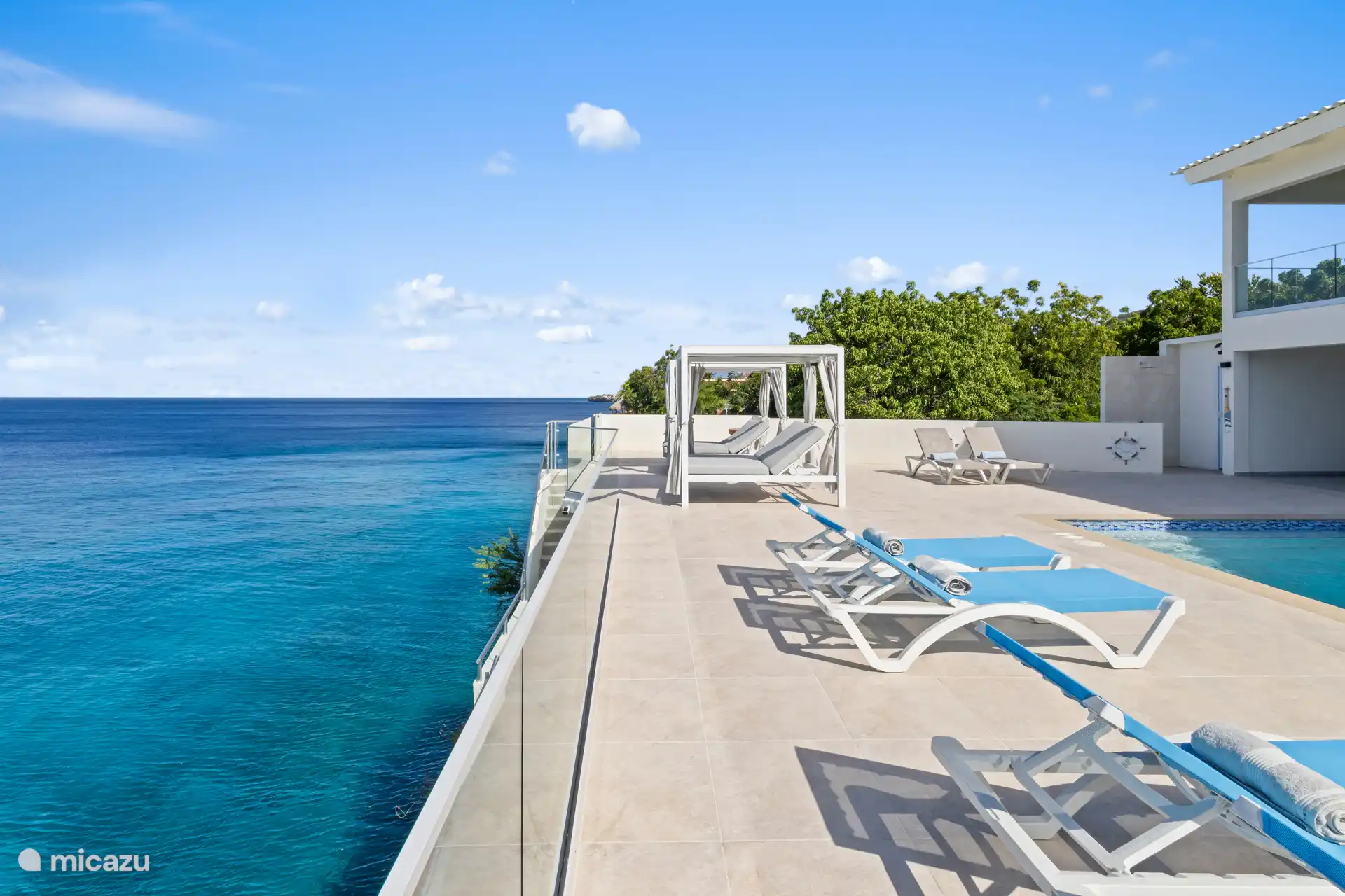 Situé juste au bord de la mer !