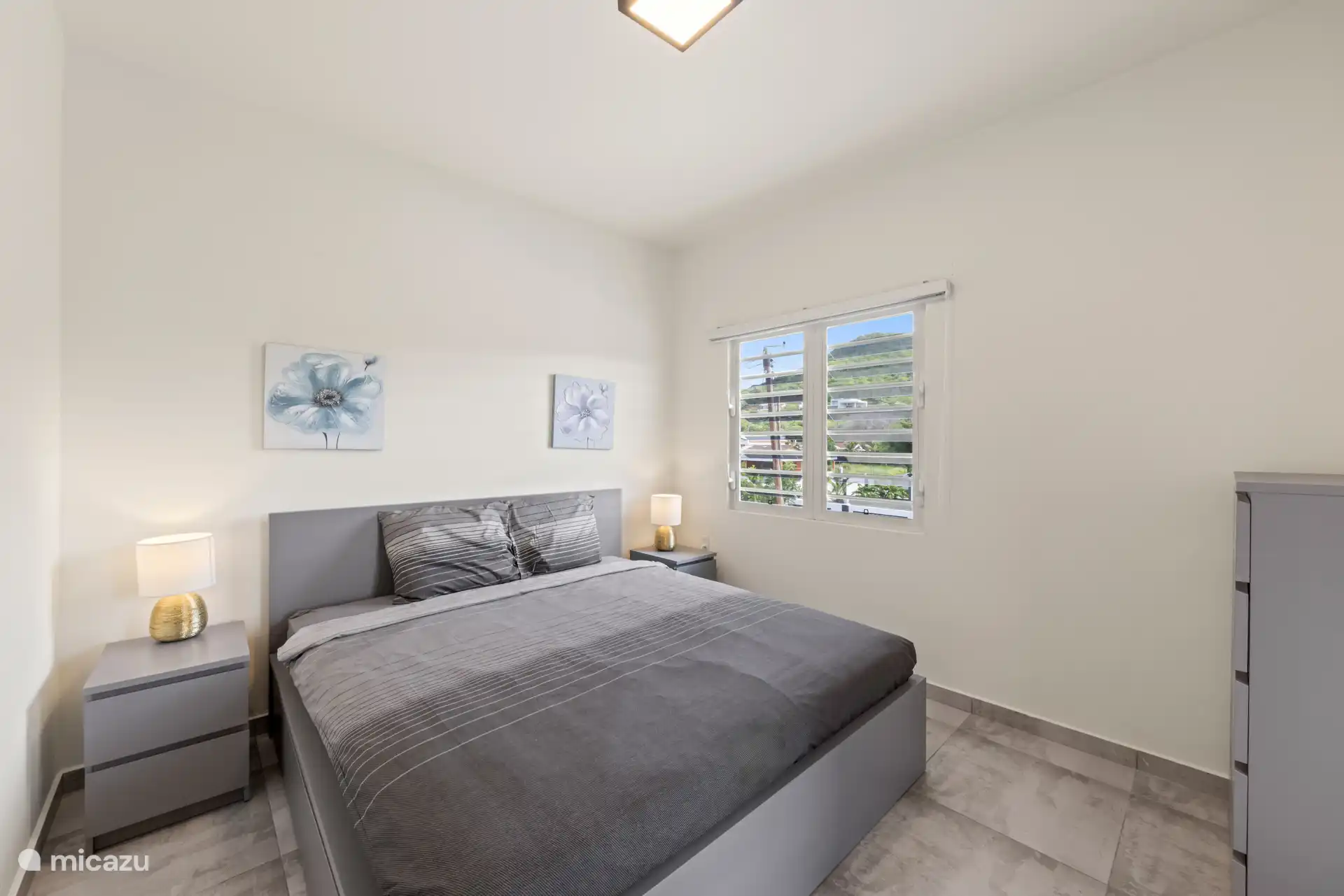 Deuxième chambre, avec espace de rangement.