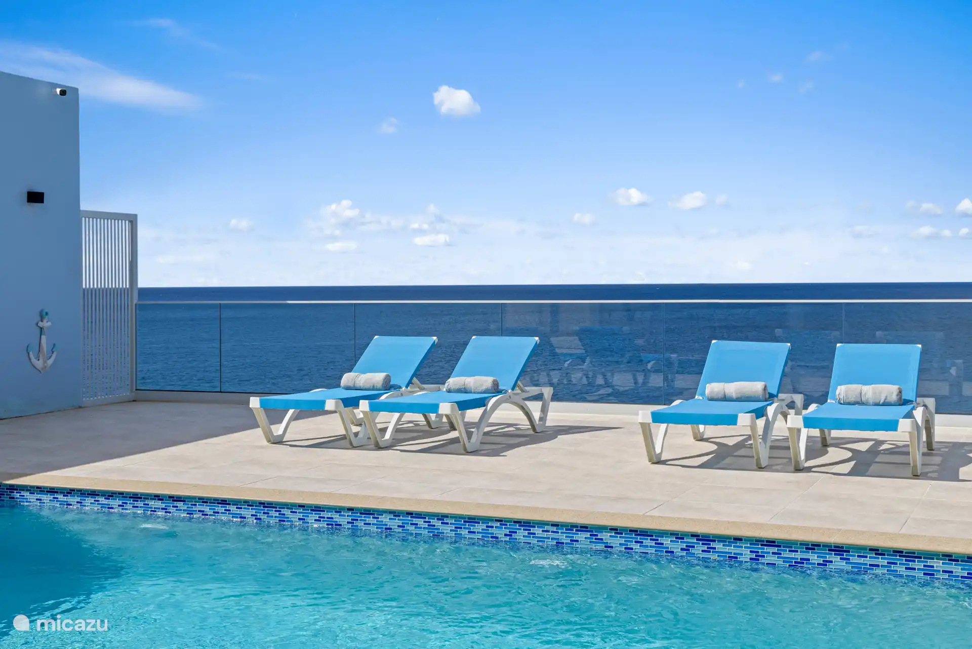 Des lits de plage et des serviettes sont fournis.