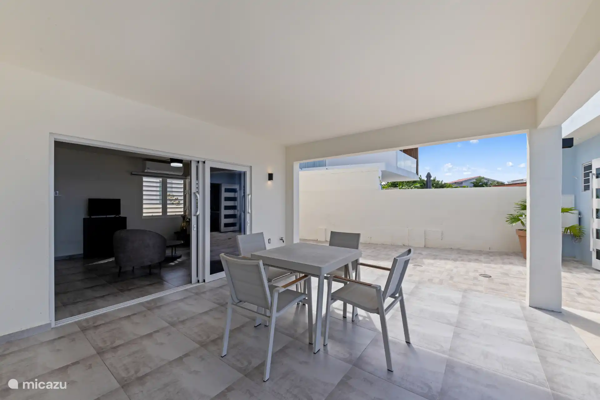 La possibilité de manger à l’intérieur ou à l’extérieur.