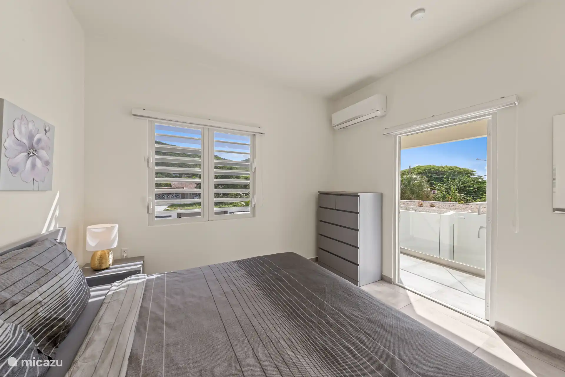 Cette chambre dispose également d’un espace extérieur.