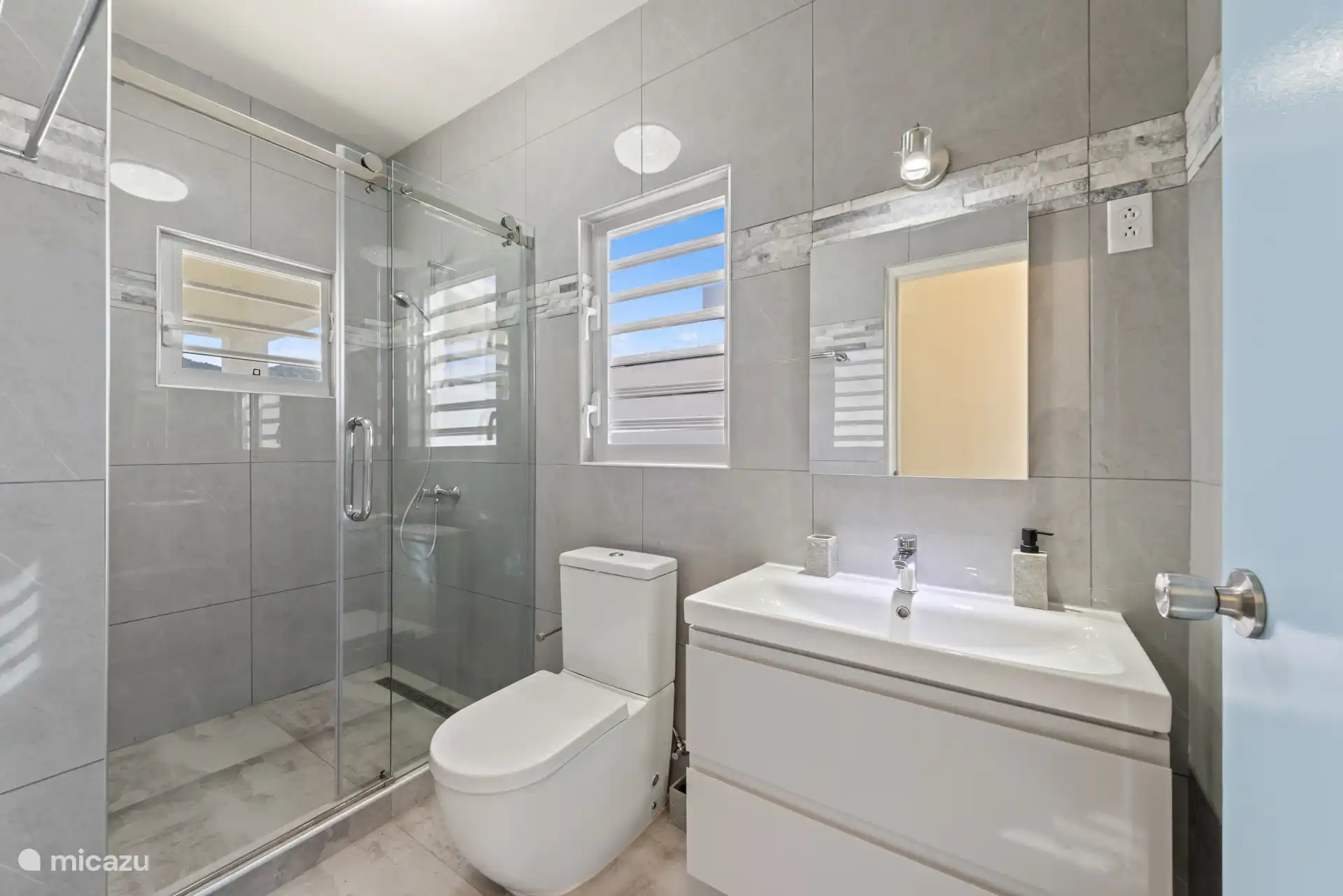 Salle de bain partagée au rez-de-chaussée.