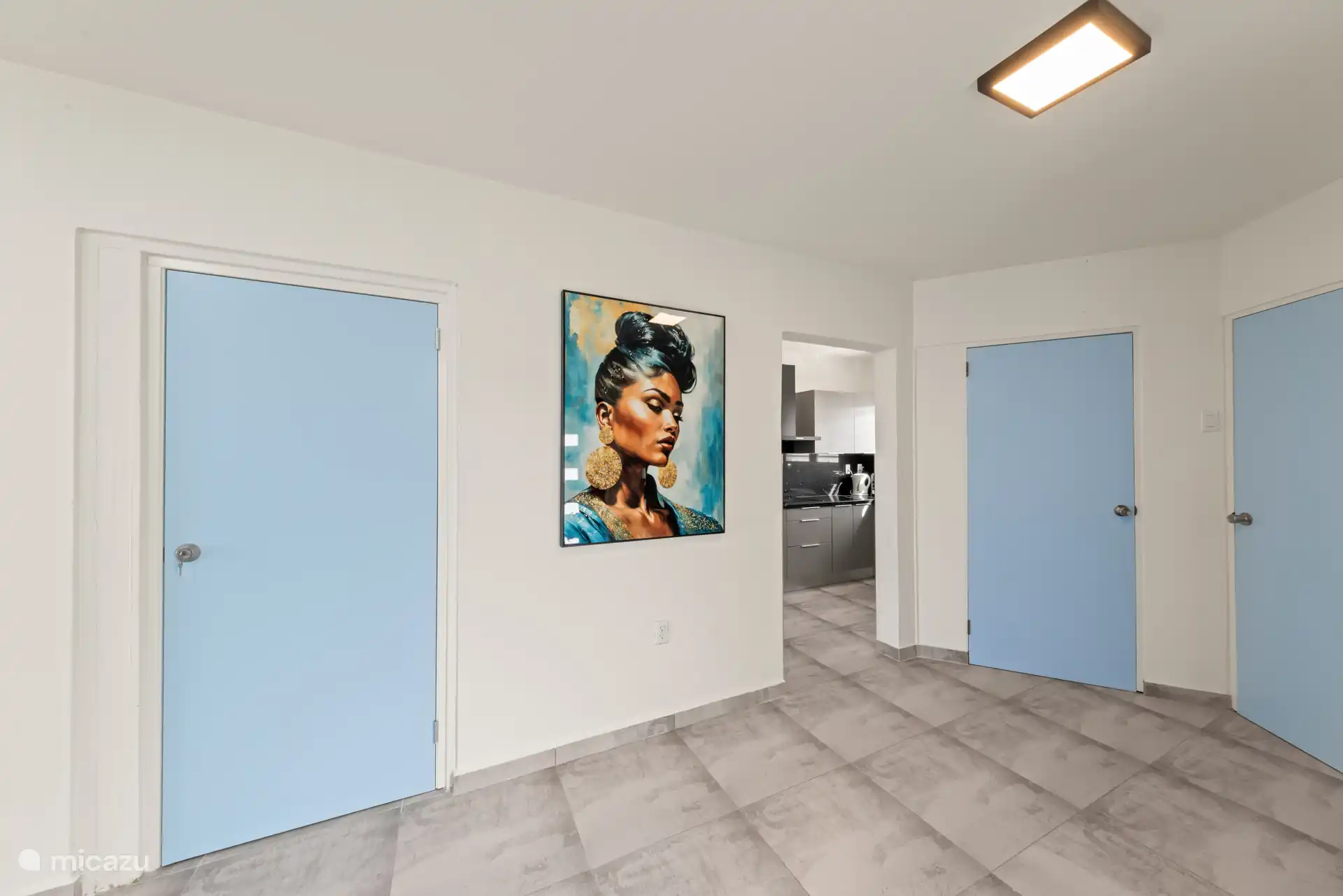 Le hall menant à la cuisine et aux toilettes et douches pour invités au rez-de-chaussée.