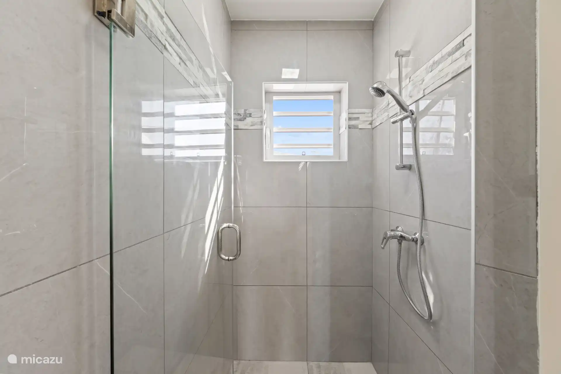 Douche séparée au rez-de-chaussée.