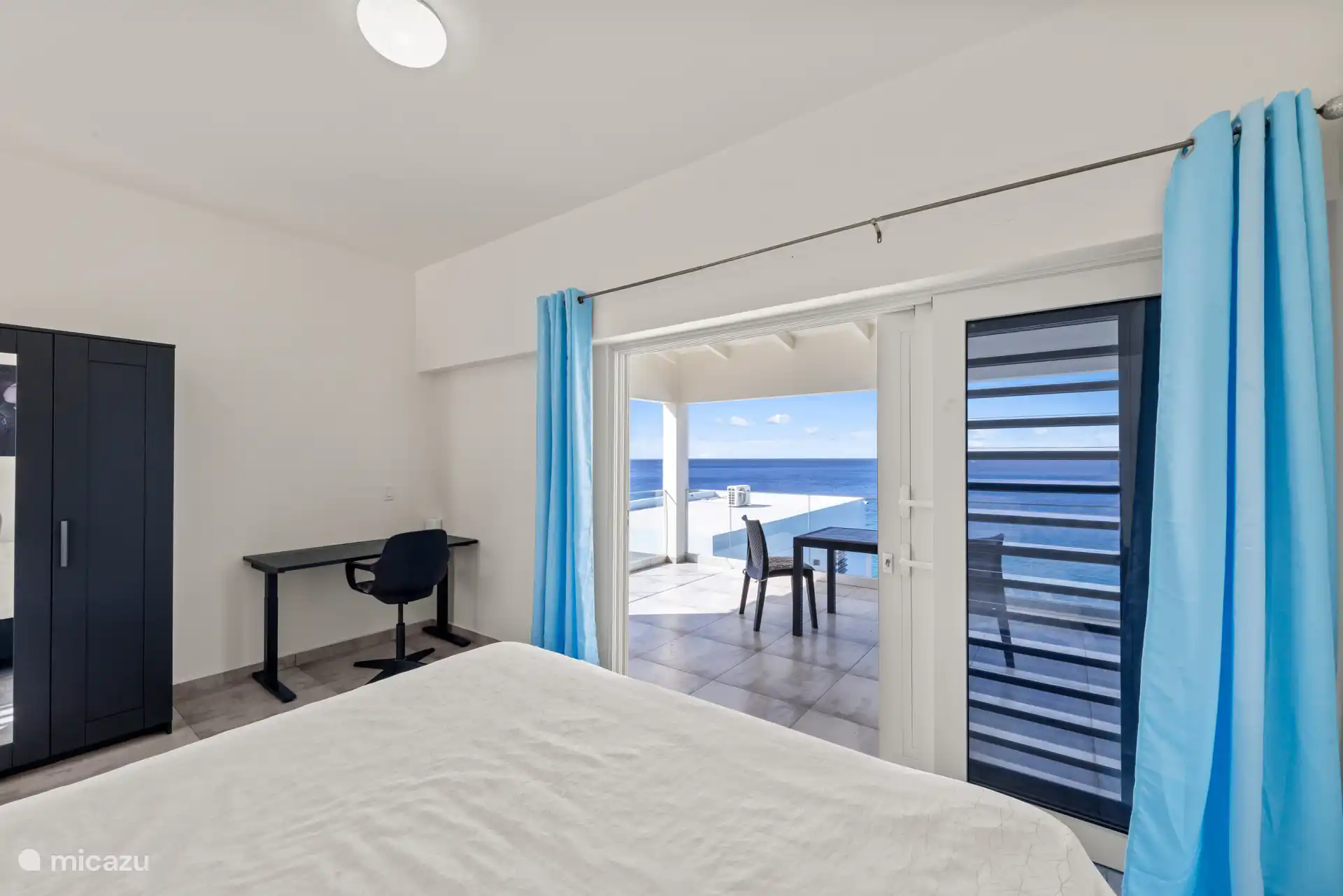 La chambre principale possède son propre balcon.