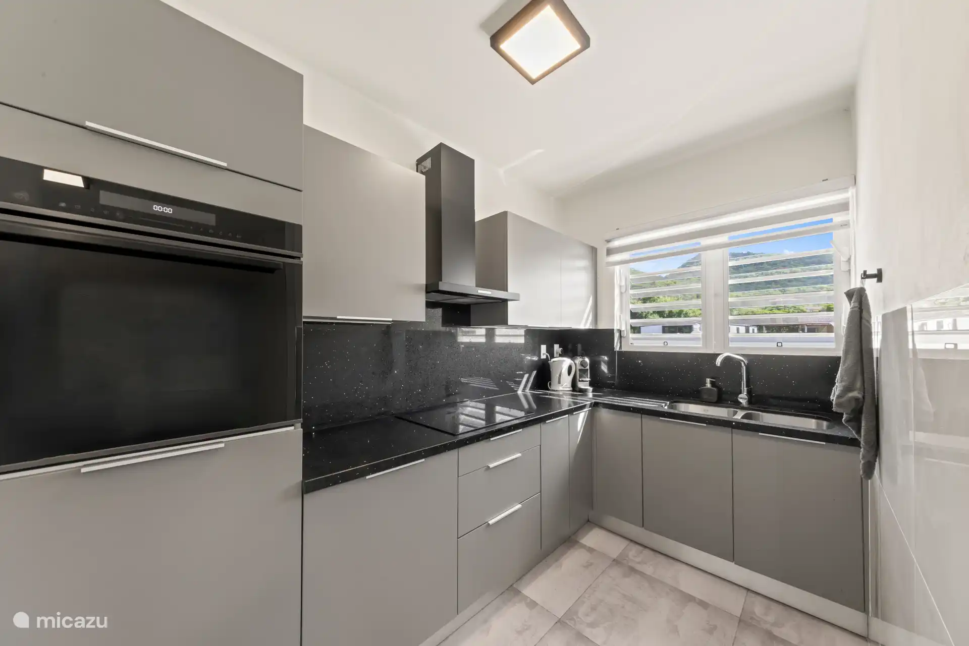 Cuisine moderne entièrement équipée.