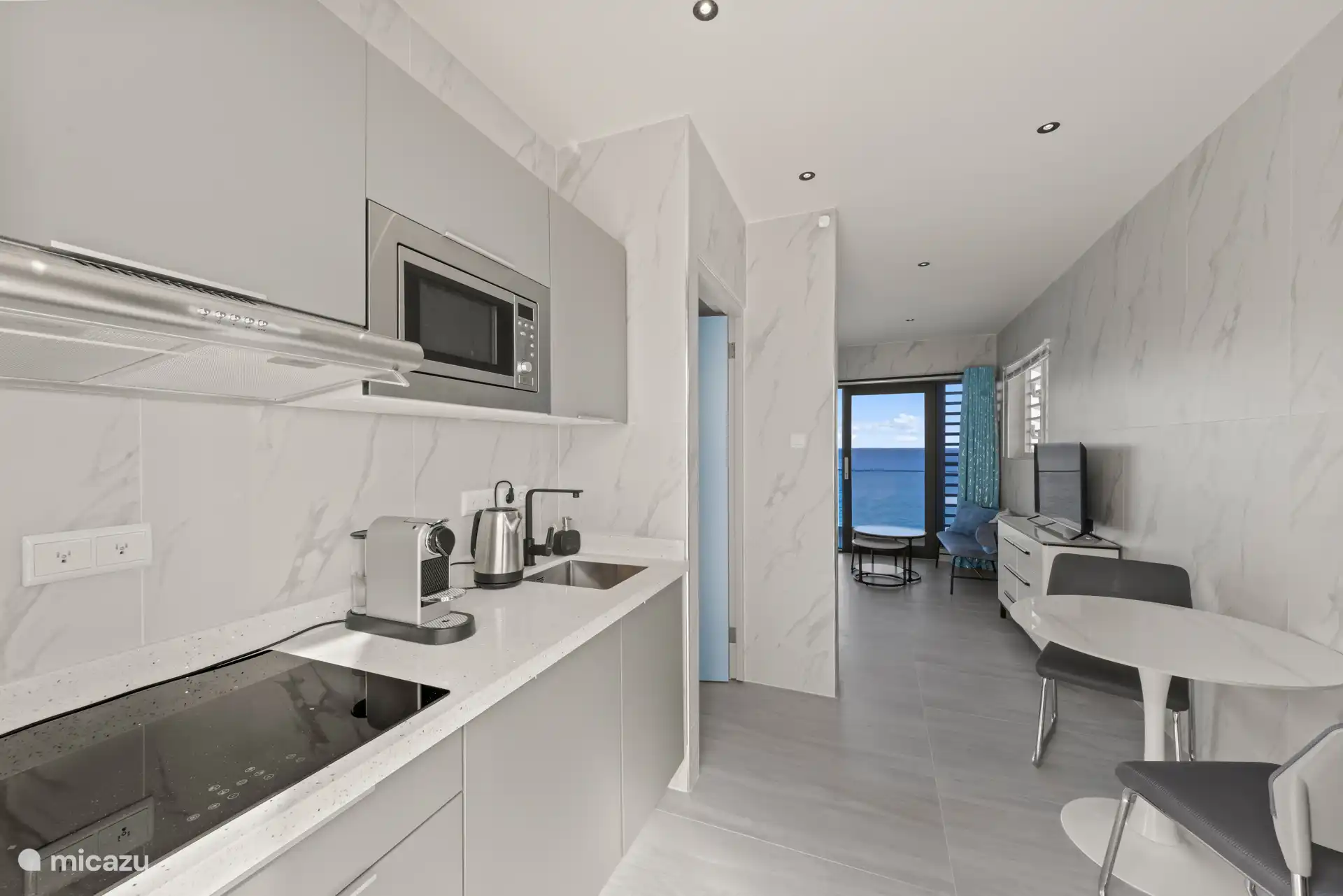 Cuisine moderne et neuve, avec des places pour 2 personnes.