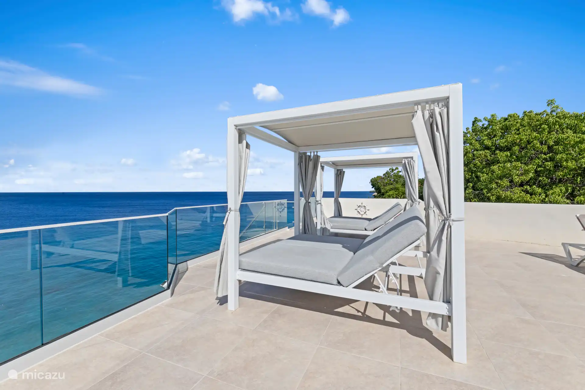 Des lits lounge disponibles pour profiter des couchers de soleil.