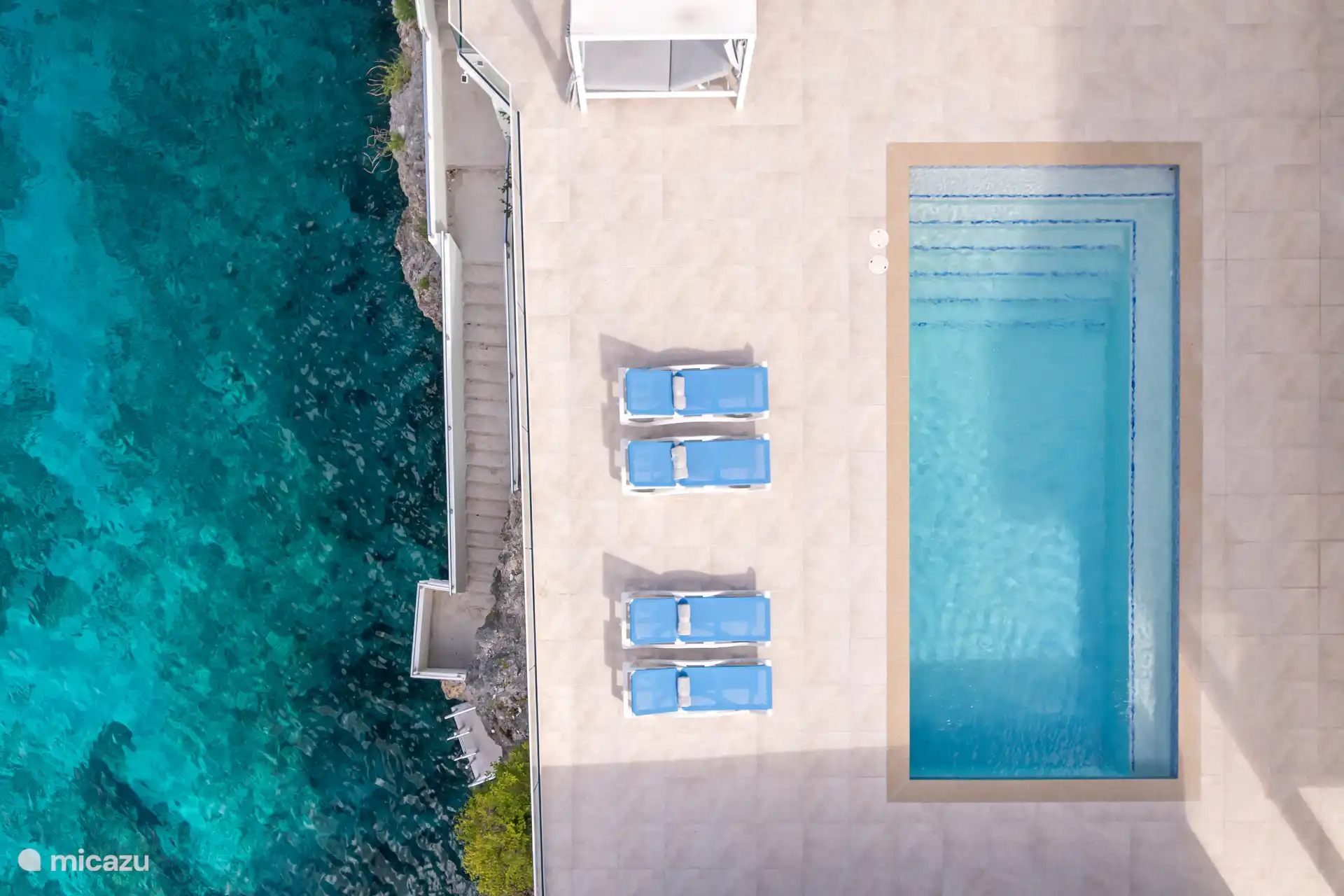 Nager dans la mer ou dans la piscine.