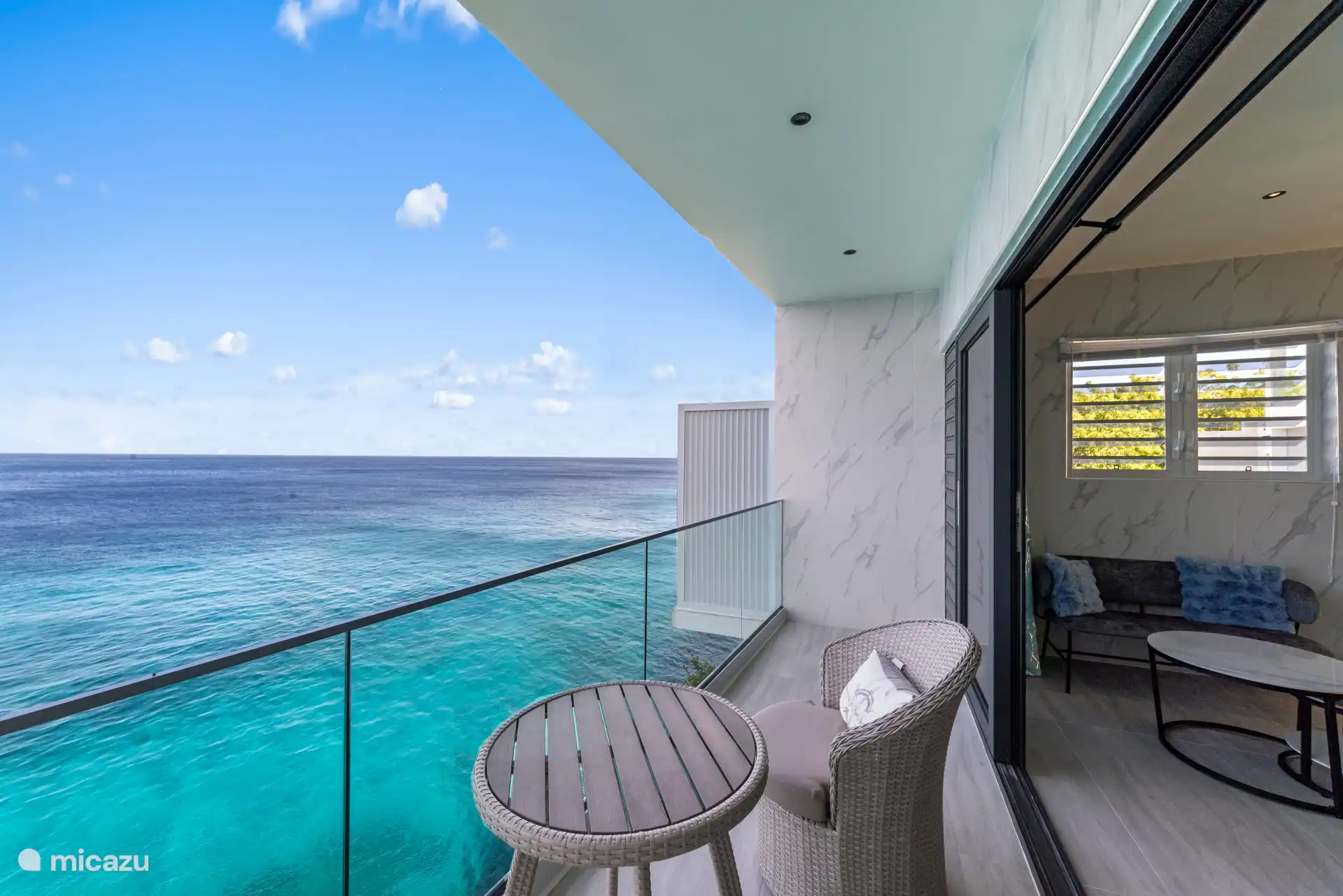 De grandes portes coulissantes pour profiter encore plus de l’extérieur.