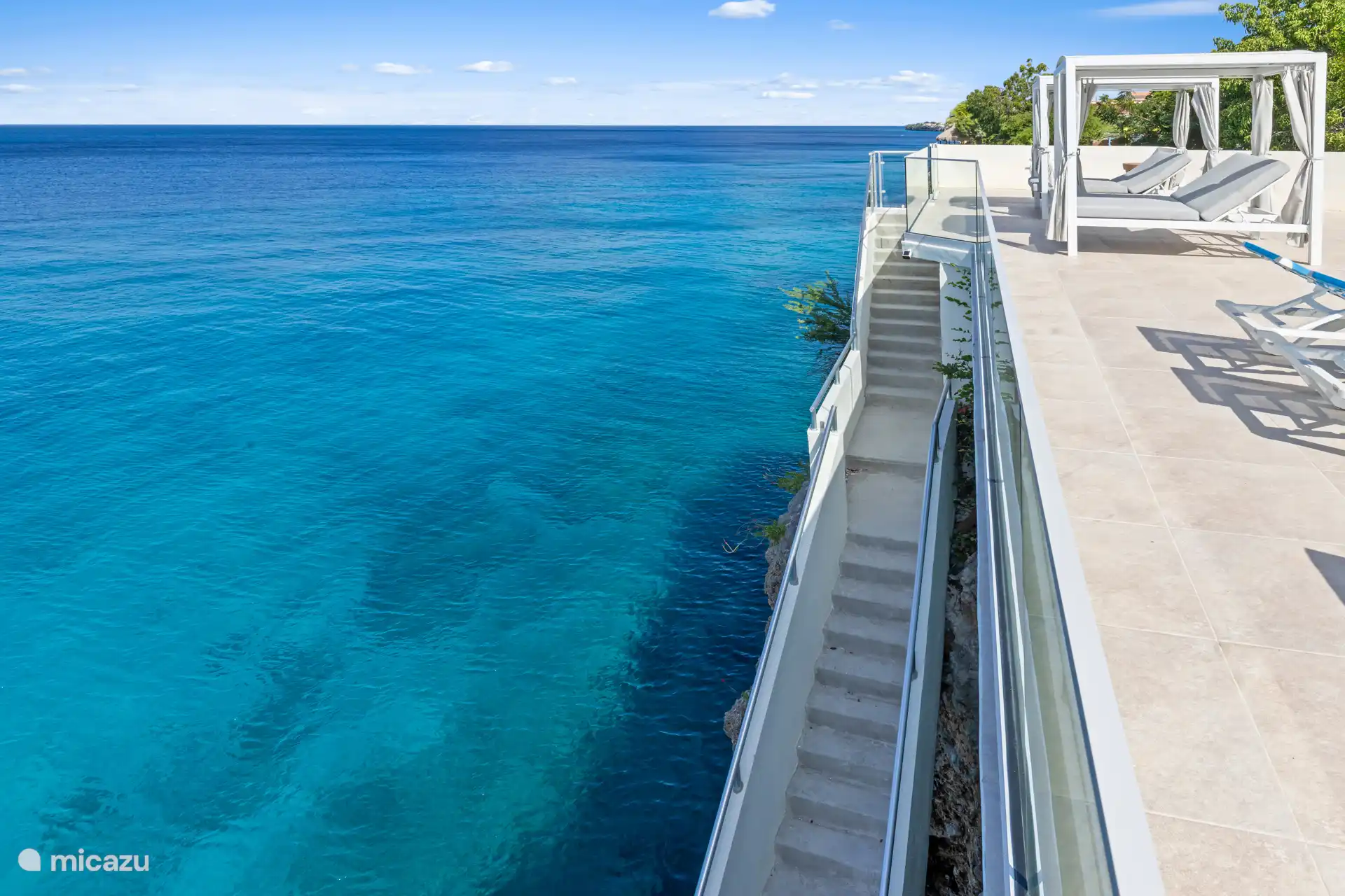 Accès direct à la mer par les escaliers.