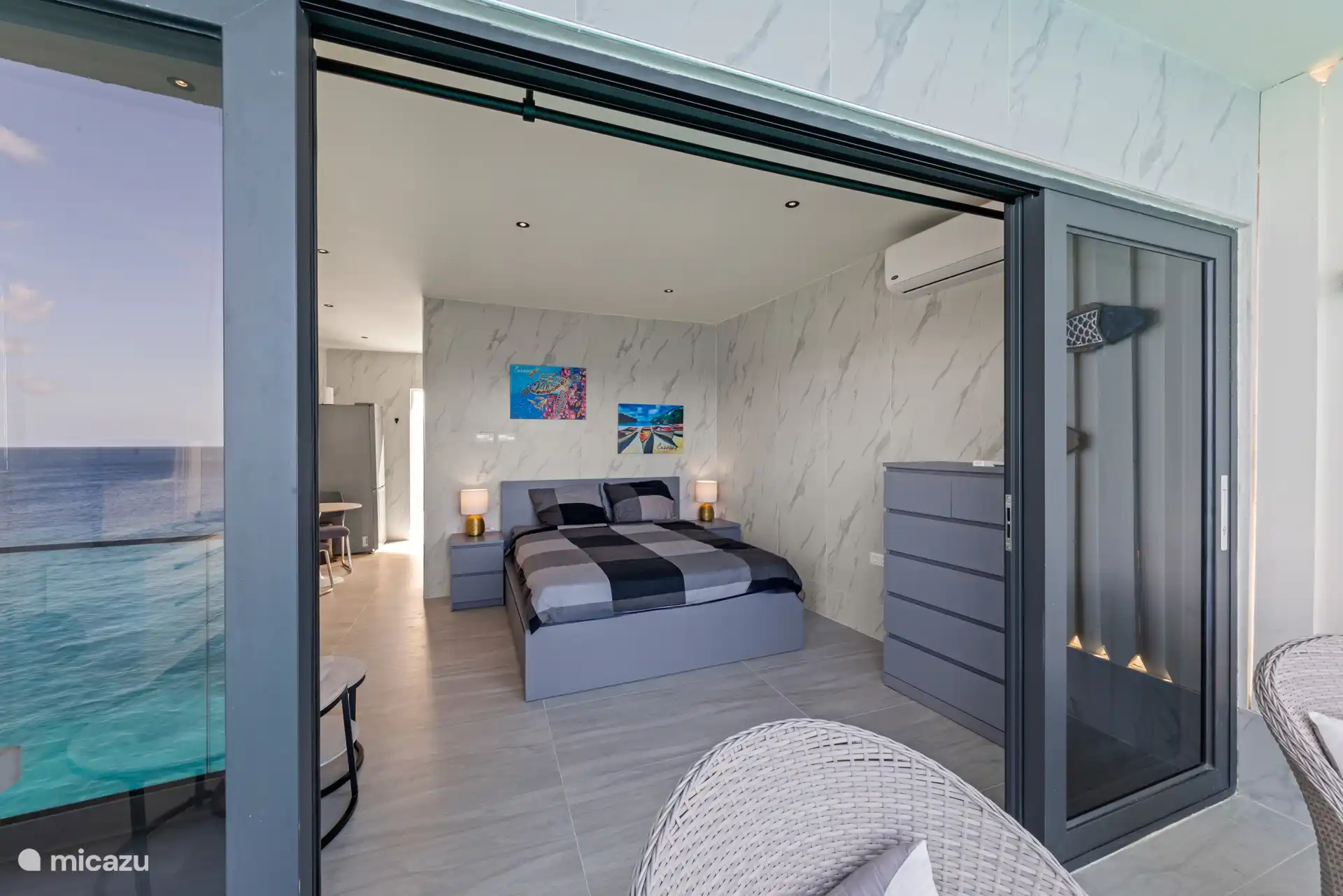 L’extérieur et l’intérieur se fondent parfaitement à travers les grandes portes coulissantes.