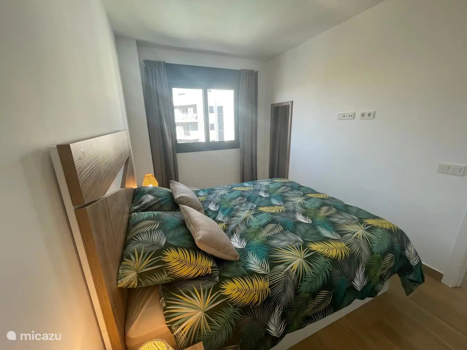 Het hele appartement is voorzien van rolluiken en airco