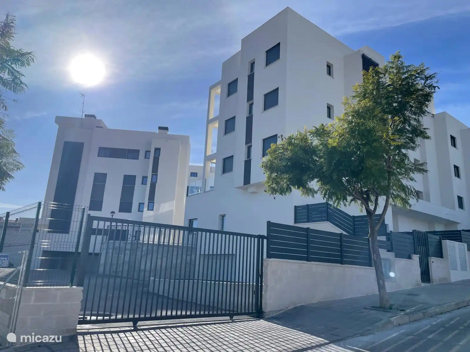 De ingang naar de parkeergarage