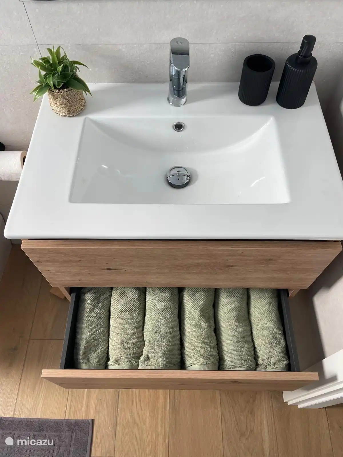 Frisse handdoeken en strandlakens liggen voor u klaar