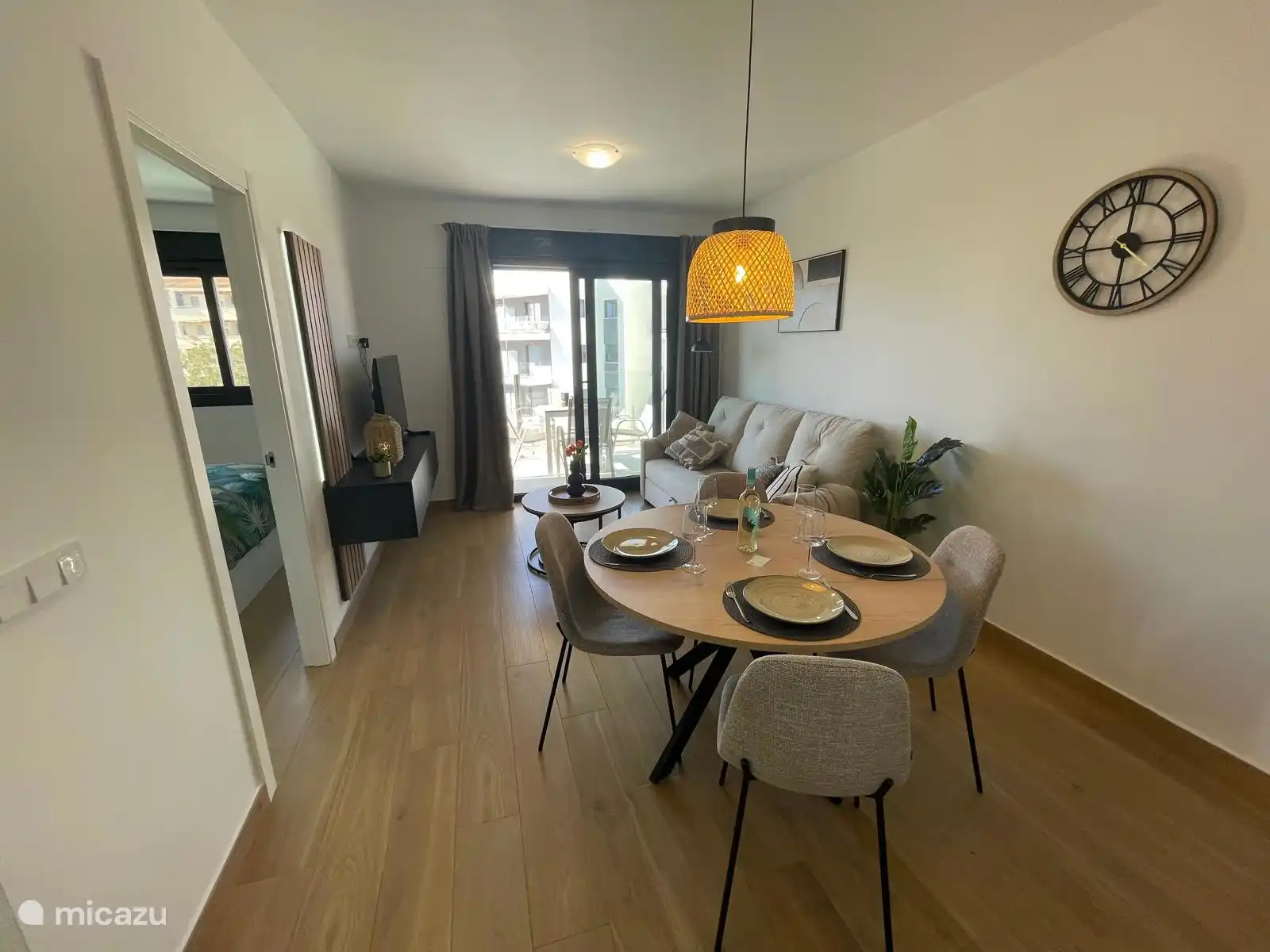 Het hele appartement is voorzien van airco en rolluiken