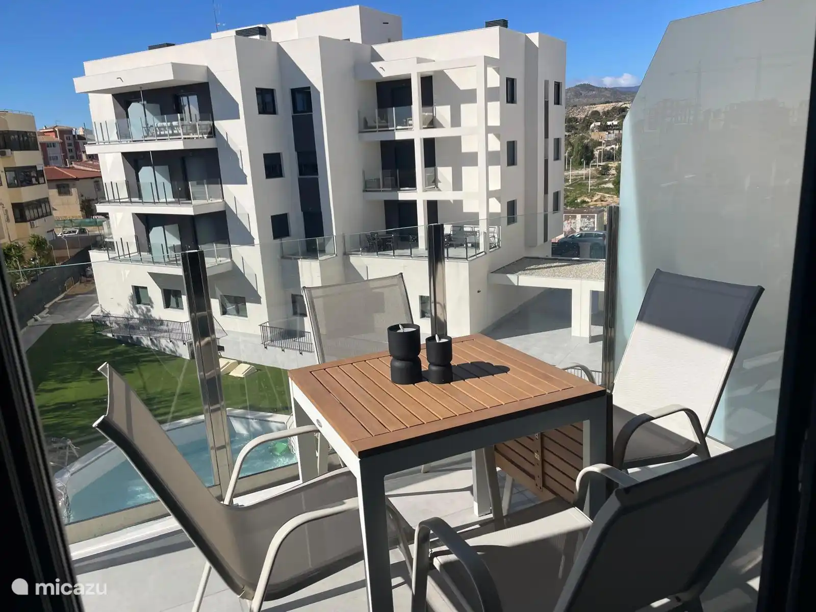 Balkon met uitzicht op het zwembad