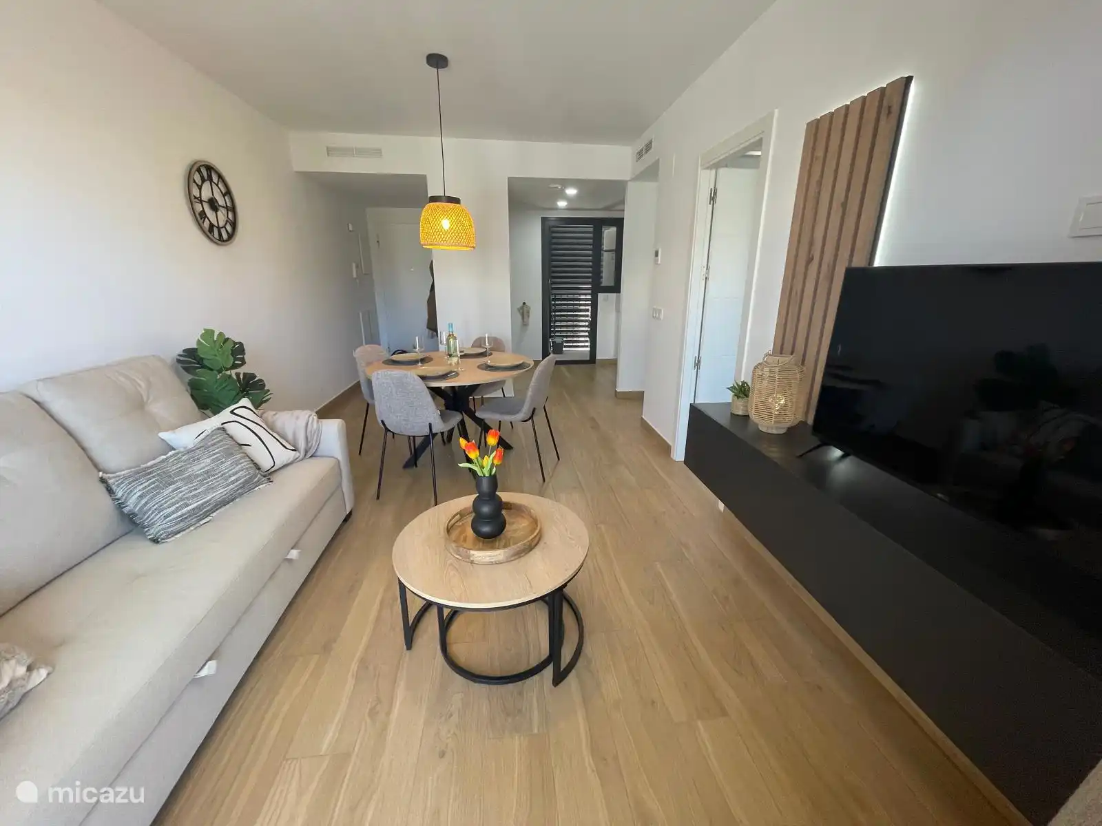 Sfeervolle woonkamer met half open keuken