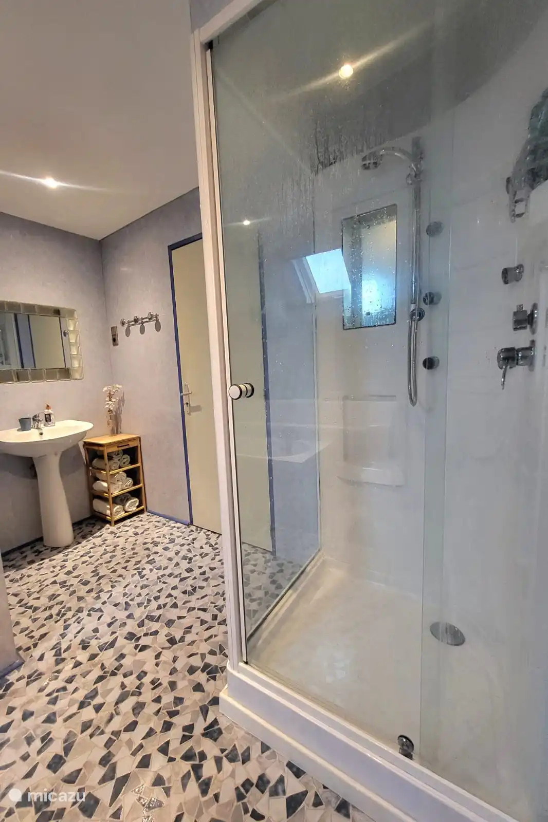 Badkamer met bad & douche