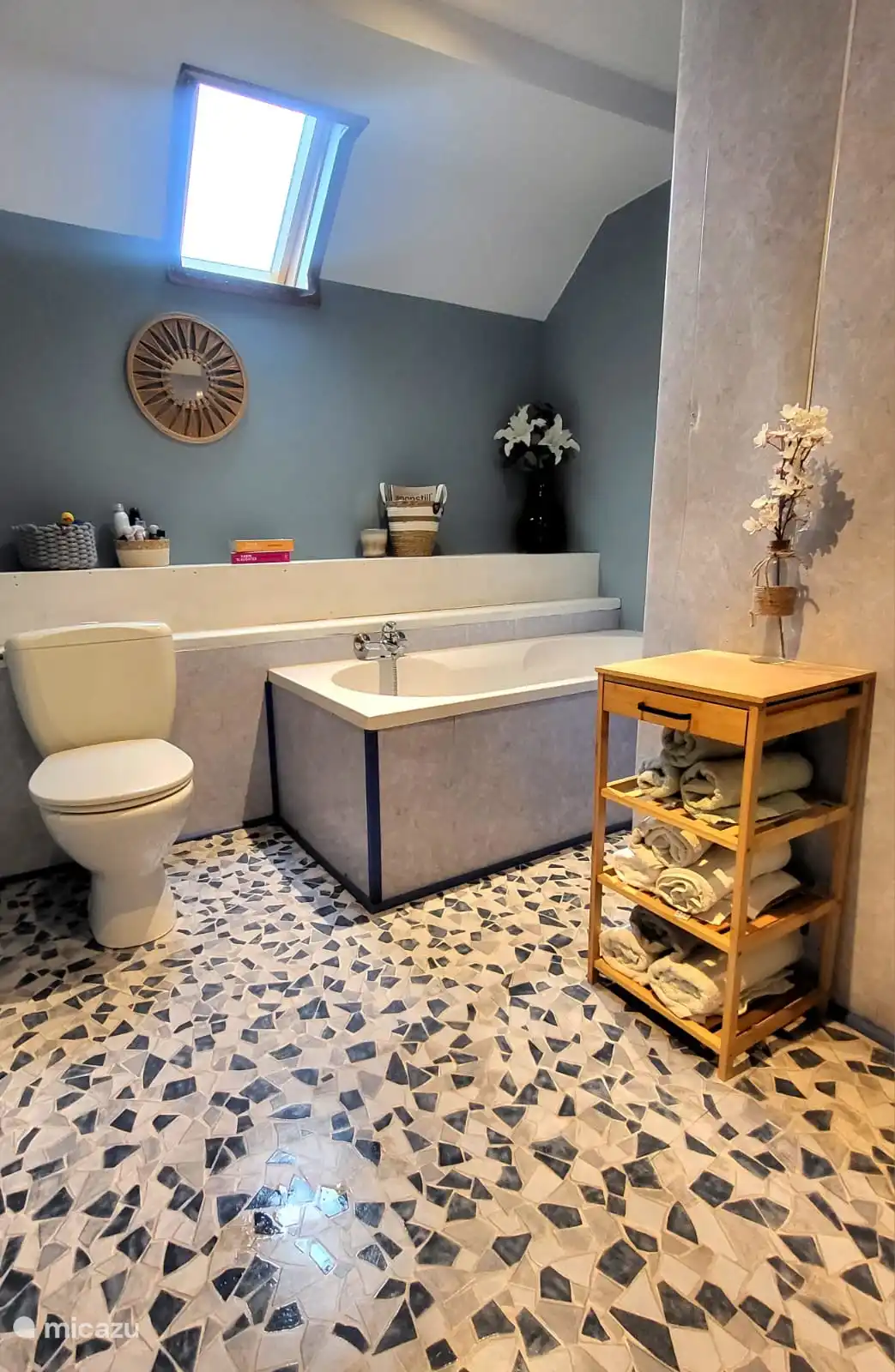 Badkamer met bad & douche