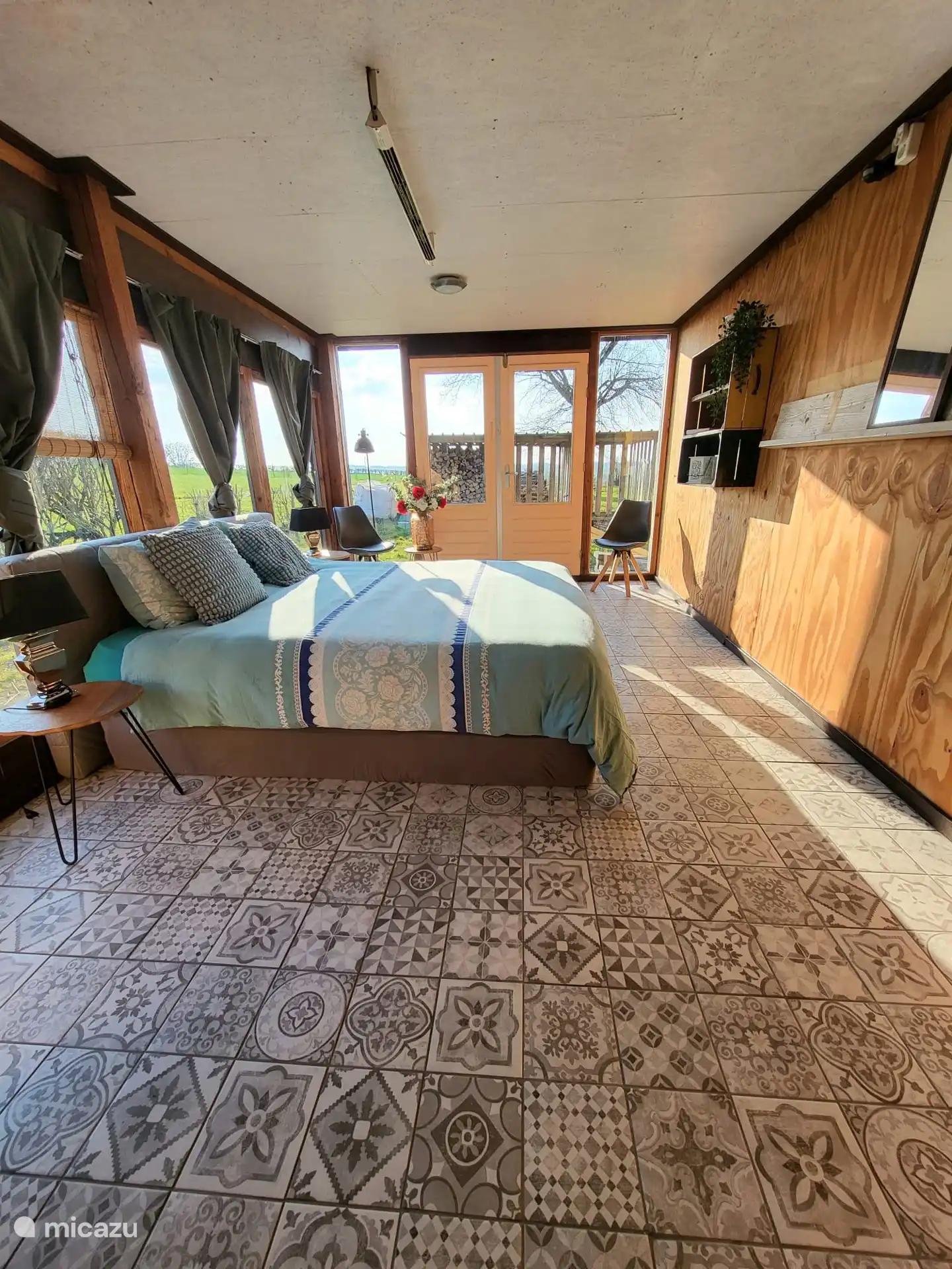 Dormitorio en la planta baja con cama matrimonial