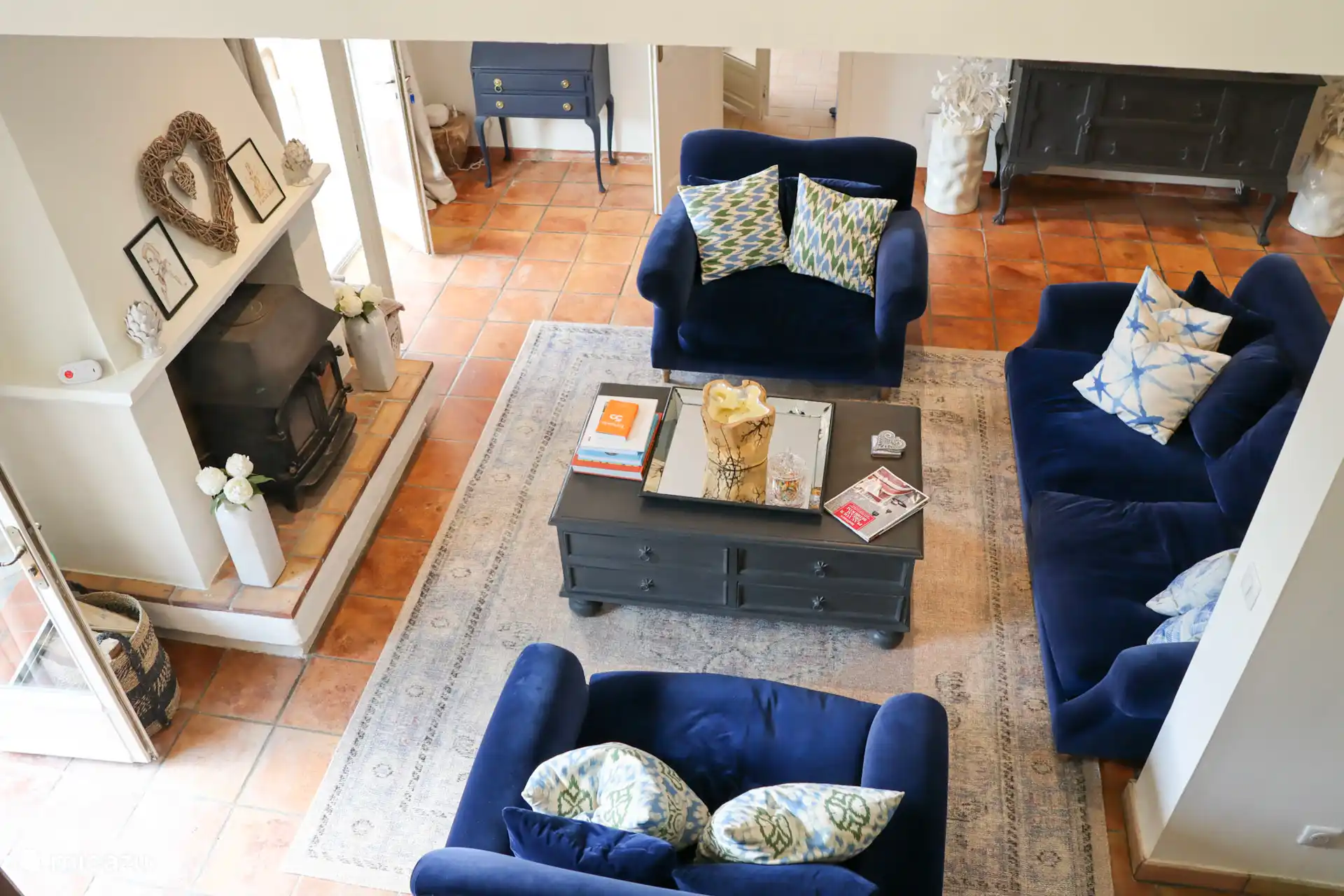 Woonkamer met open haard en zeer comfortabele banken