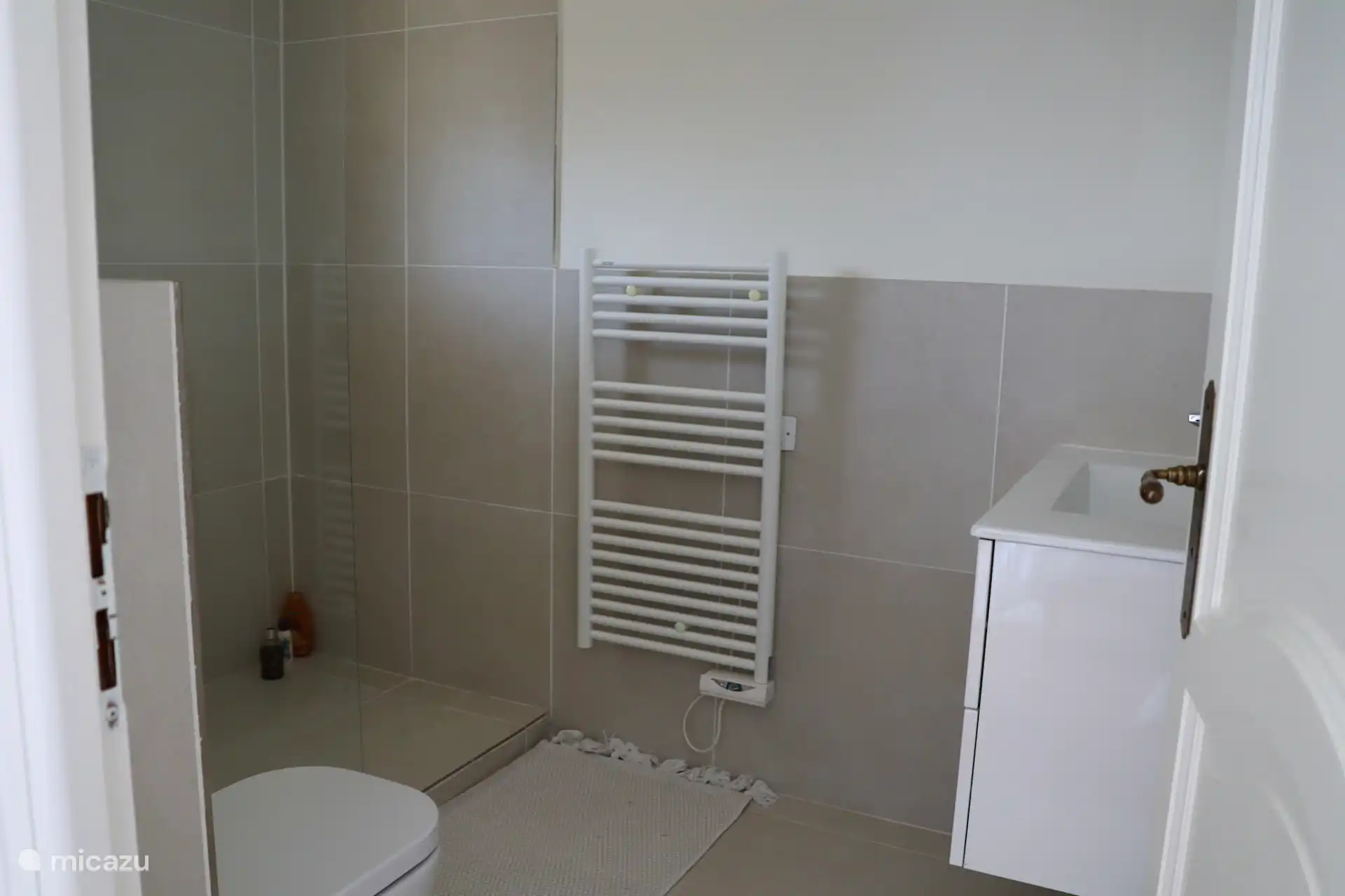 Doucheruimte en eigen badkamer