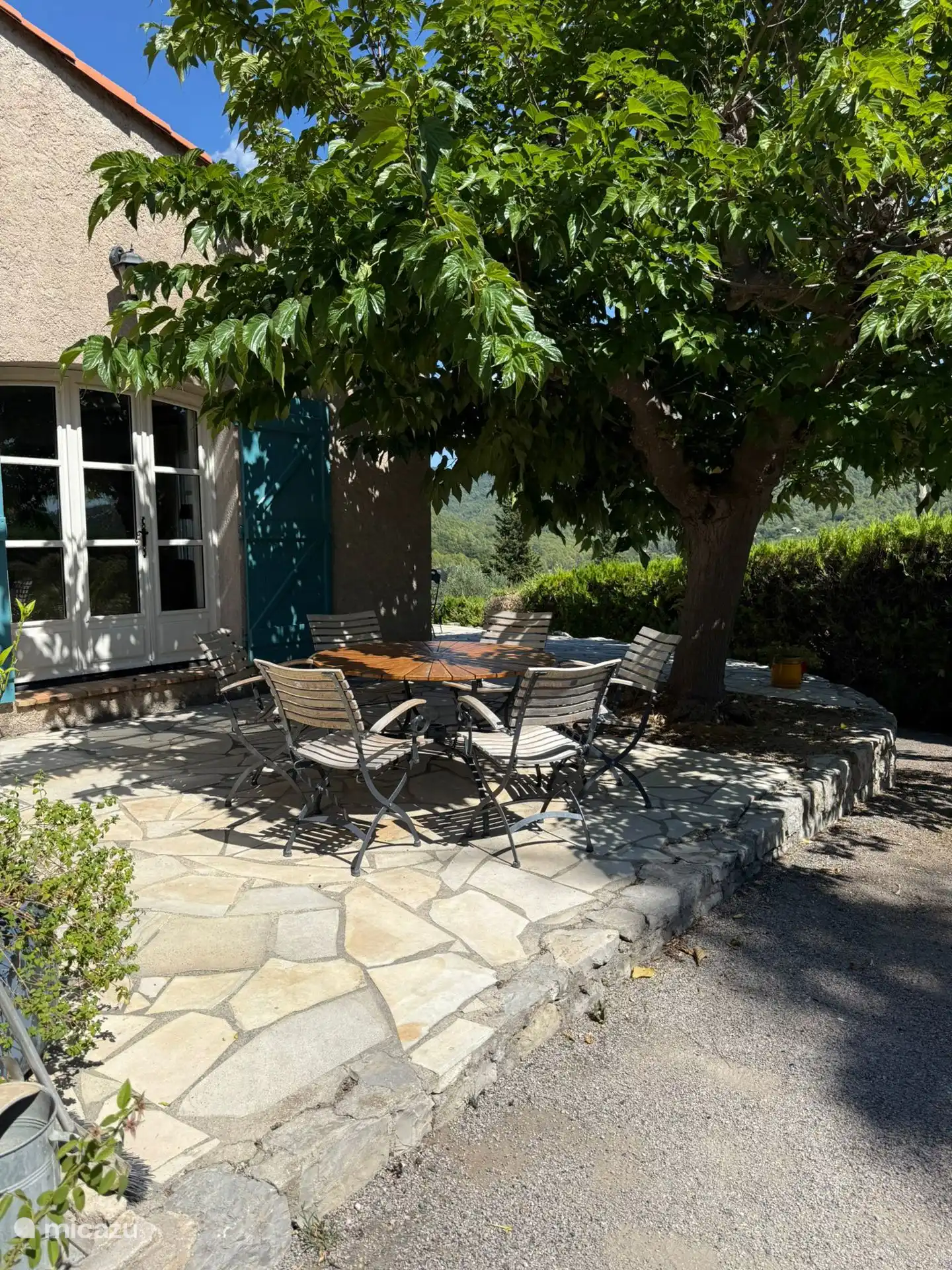 Terrasse westlich unter dem schattigen Maulbeerbaum