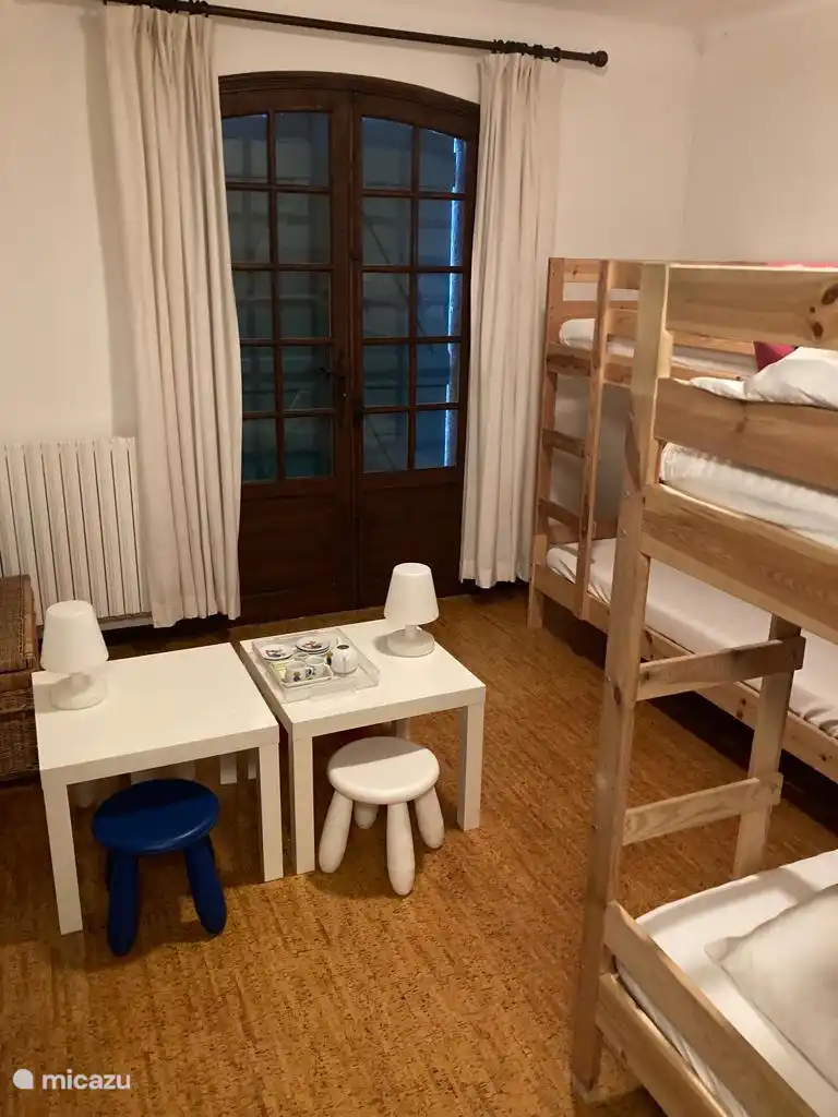 Im Kinderzimmer gibt es vier Schlafplätze in zwei Etagenbetten.