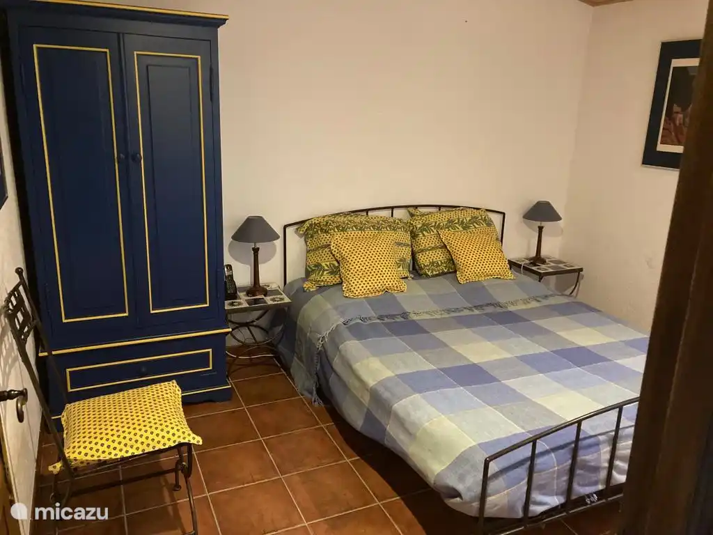 Schlafzimmer 3 mit Doppelbett sowie privatem Eingang/Dusche und WC.